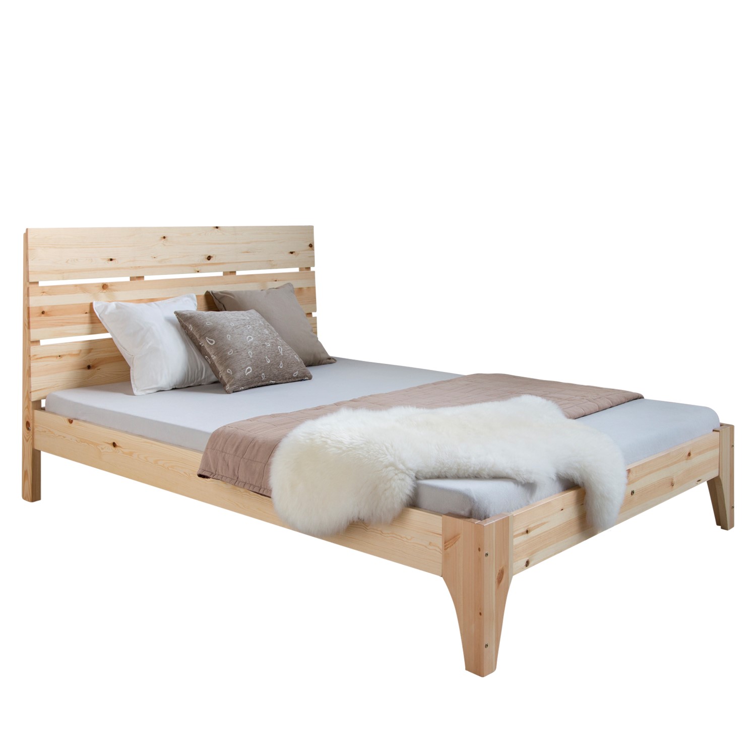 Holzbett in Naturholzfarbe mit Elementen aus Kiefernholz. In der eingerichteten Szene sind eine grüne Wand, Bilderrahmen, eine Tischleuchte und ein Holzfußboden zu sehen.
