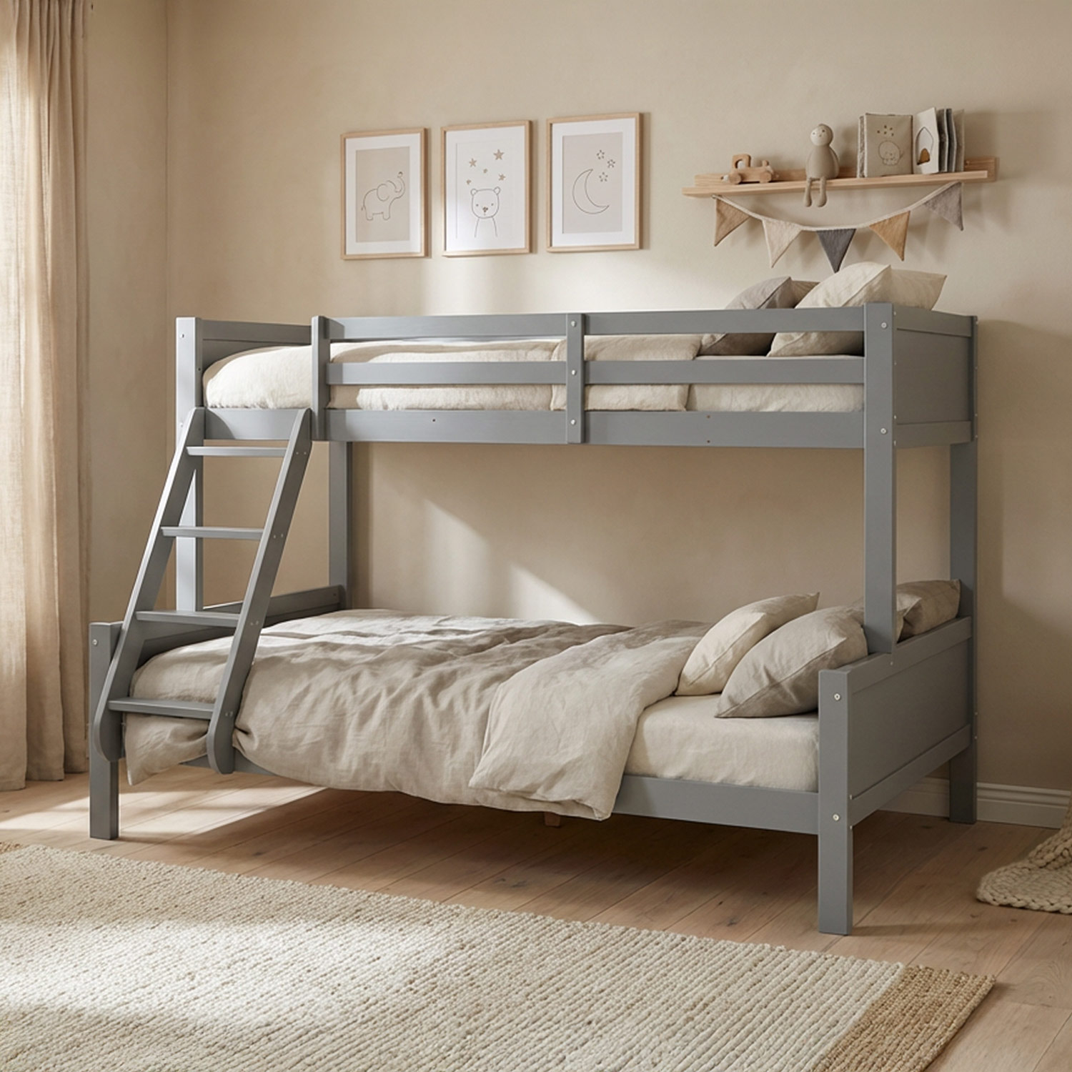 Etagenbett in Grau mit Holzelementen. Der Artikel ist freigestellt auf weißem Hintergrund abgebildet. Sichtbare Details sind eine Leiter und seitliche Schutzgitter.