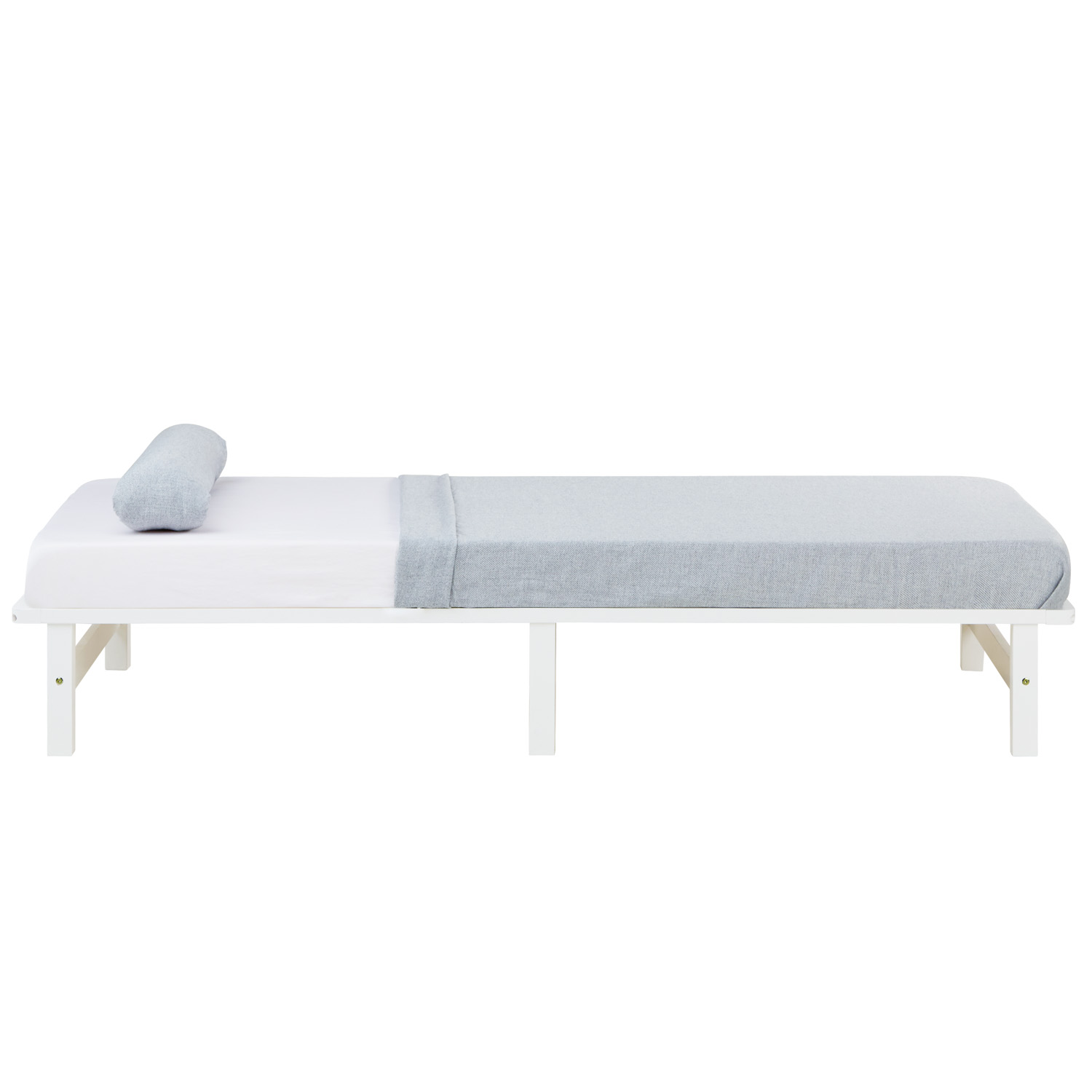 Einzelbett in Weiß mit Holzelementen und Matratze. Das niedrige Bett ist mit einer Matratze und einer länglichen Polsterrolle vor weißem Hintergrund abgebildet. Die offenen Rahmenseiten und die Beine sind sichtbar.