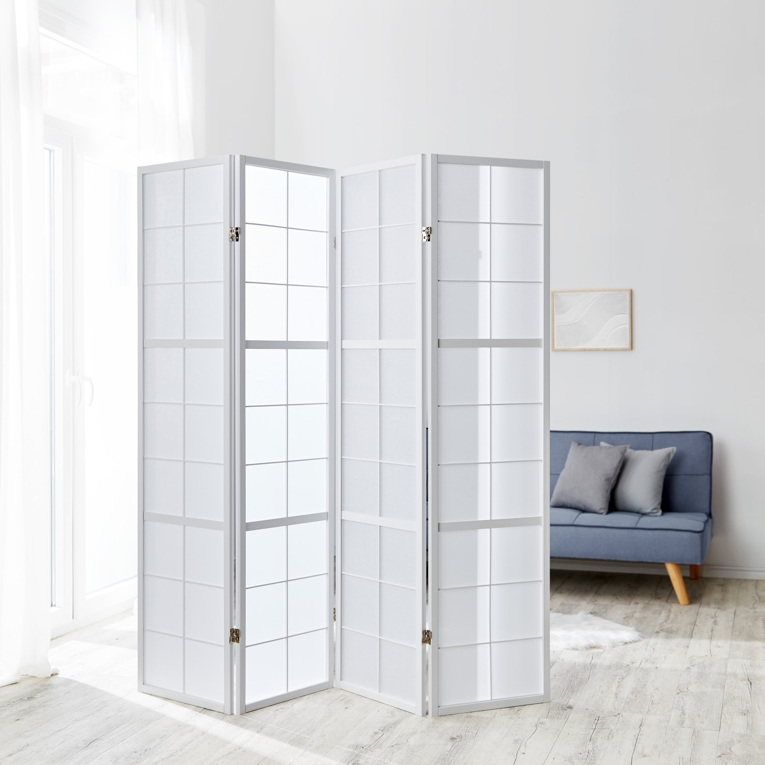 Paravent in Weiß mit Holzelementen, 4 beweglichen Elementen und Shoji-Design. Der Artikel ist freigestellt auf weißem Hintergrund abgebildet. Sichtbare Details sind mehrere gelenkig verbundene Paneele, ein regelmäßiges Holzraster und helle Paneelflächen.