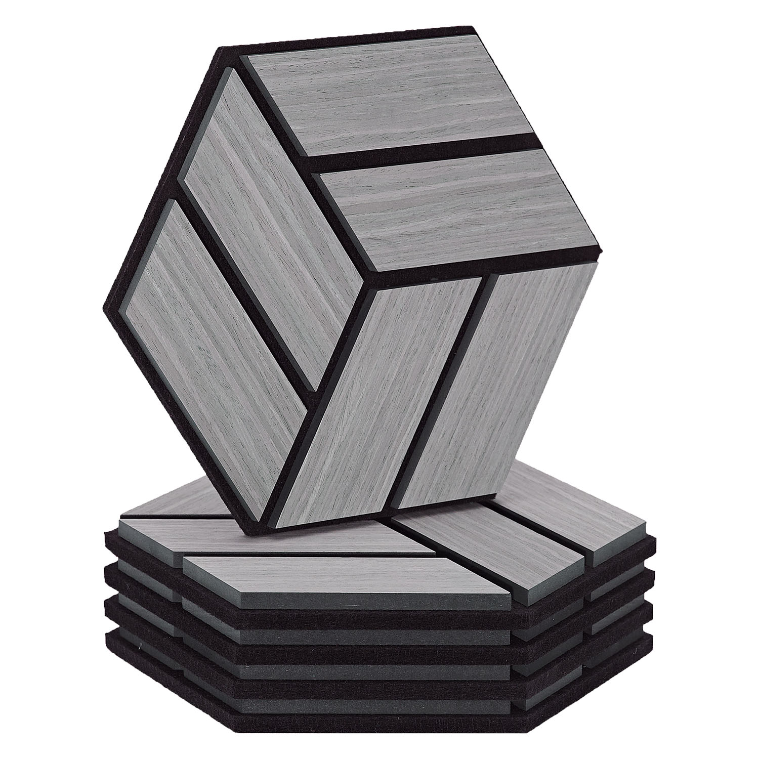 Akustikpaneele in Grau mit Holzelementen und hexagonaler Form. Die geometrischen Wandpaneele hängen in einer versetzten Anordnung über einem kleinen runden Tisch zwischen zwei grauen Polsterstühlen; eine Pflanze steht links.
