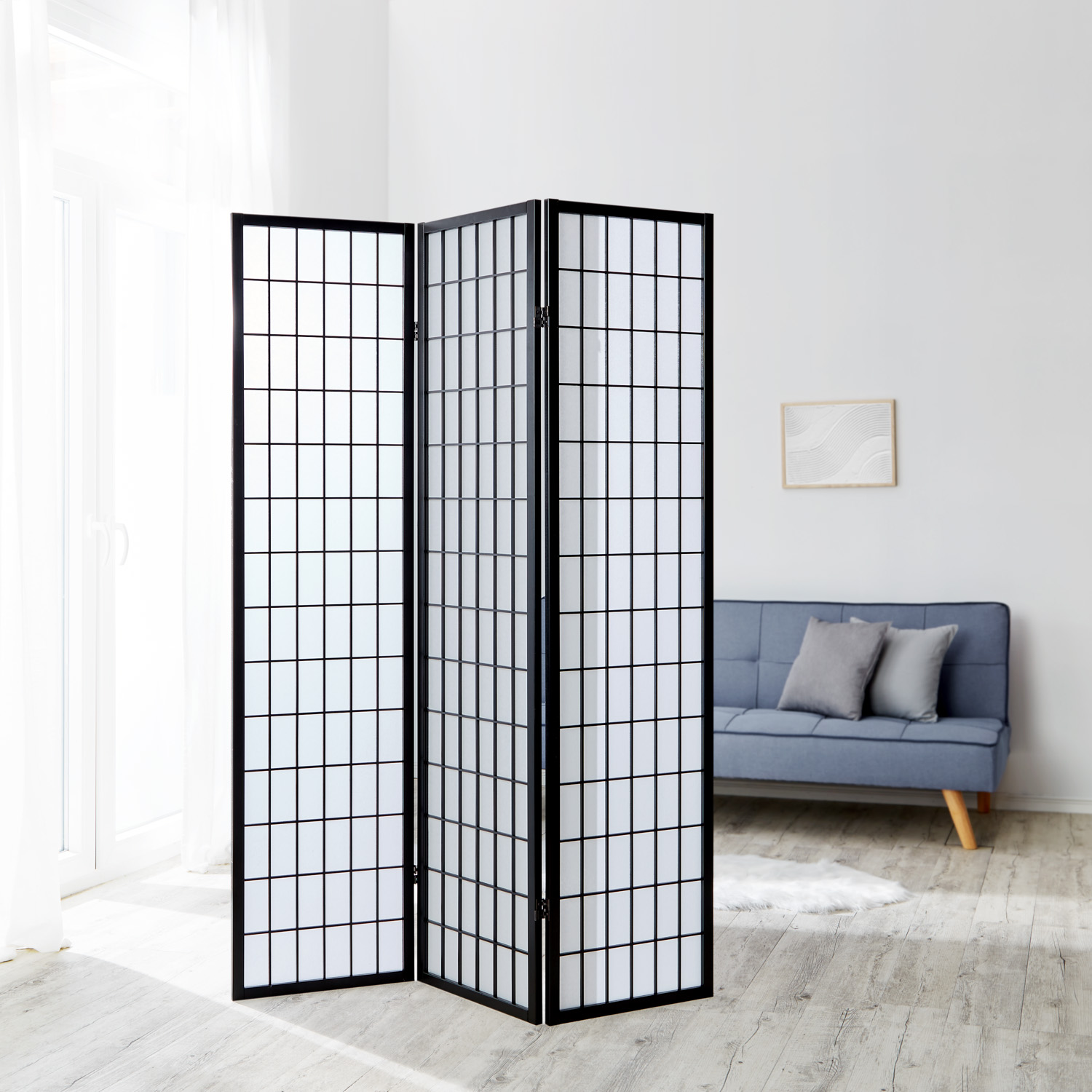 Paravent in Schwarz mit Holzelementen, 3 beweglichen Elementen und Shoji-Design. Der Artikel ist freigestellt auf weißem Hintergrund abgebildet. Sichtbare Details sind mehrere gelenkig verbundene Paneele, ein regelmäßiges Holzraster und helle Paneelfläche