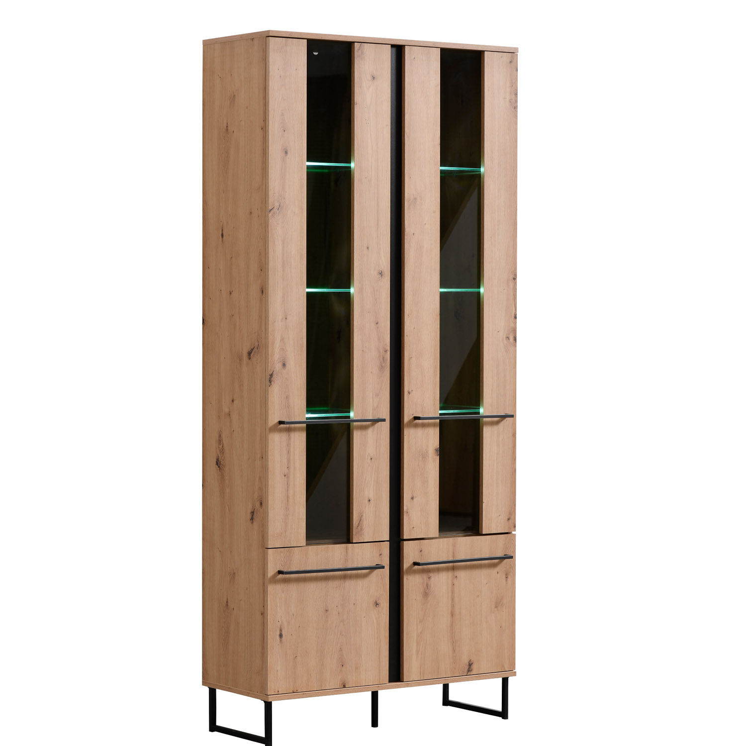 Vitrine in Schwarz und Naturholzfarbe mit Oberflächen in Eichenoptik. In der eingerichteten Szene sind eine dunkle Wand, Bilderrahmen, grüne Pflanzen, dekorative Vasen und ein Fenster zu sehen.