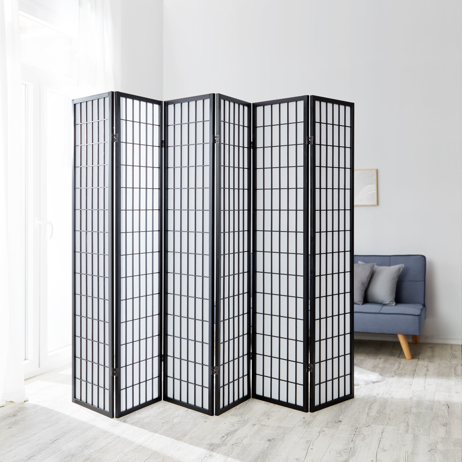 Paravent in Schwarz mit Holzelementen, 6 beweglichen Elementen und Shoji-Design. Der Artikel ist freigestellt auf weißem Hintergrund abgebildet. Sichtbare Details sind mehrere gelenkig verbundene Paneele, ein regelmäßiges Holzraster und helle Paneelfläche