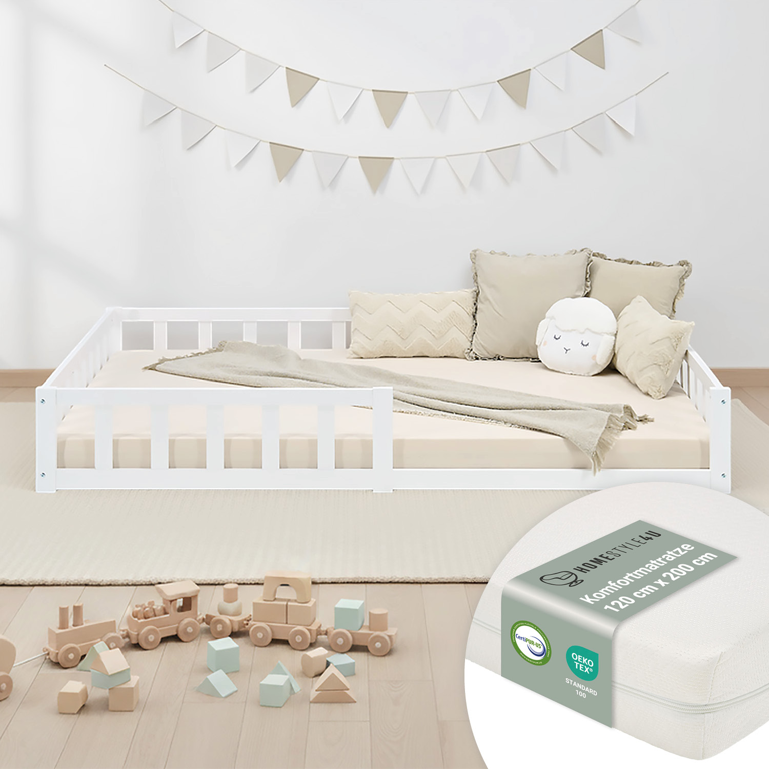 Kinderbett in Weiß mit Holzelementen, Lattenrost, Matratze und seitlichen Schutzgittern. Das niedrige Kinderbett ist mit Matratze und mehreren Kissen vor weißem Hintergrund abgebildet. Seitliche Schutzleisten und ein niedriger Einstieg sind sichtbar.