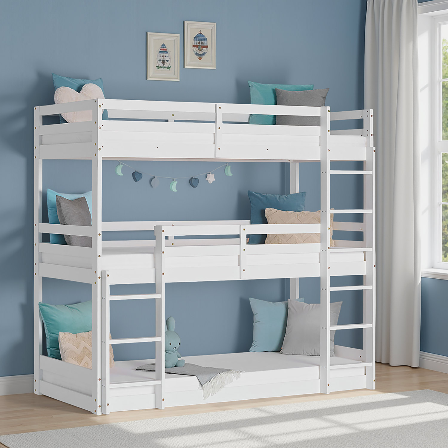Etagenbett in Weiß mit Holzelementen, Matratze und Stauraum. In der eingerichteten Szene sind helle Vorhänge, ein Fenster, ein heller Teppich und Bilderrahmen zu sehen.