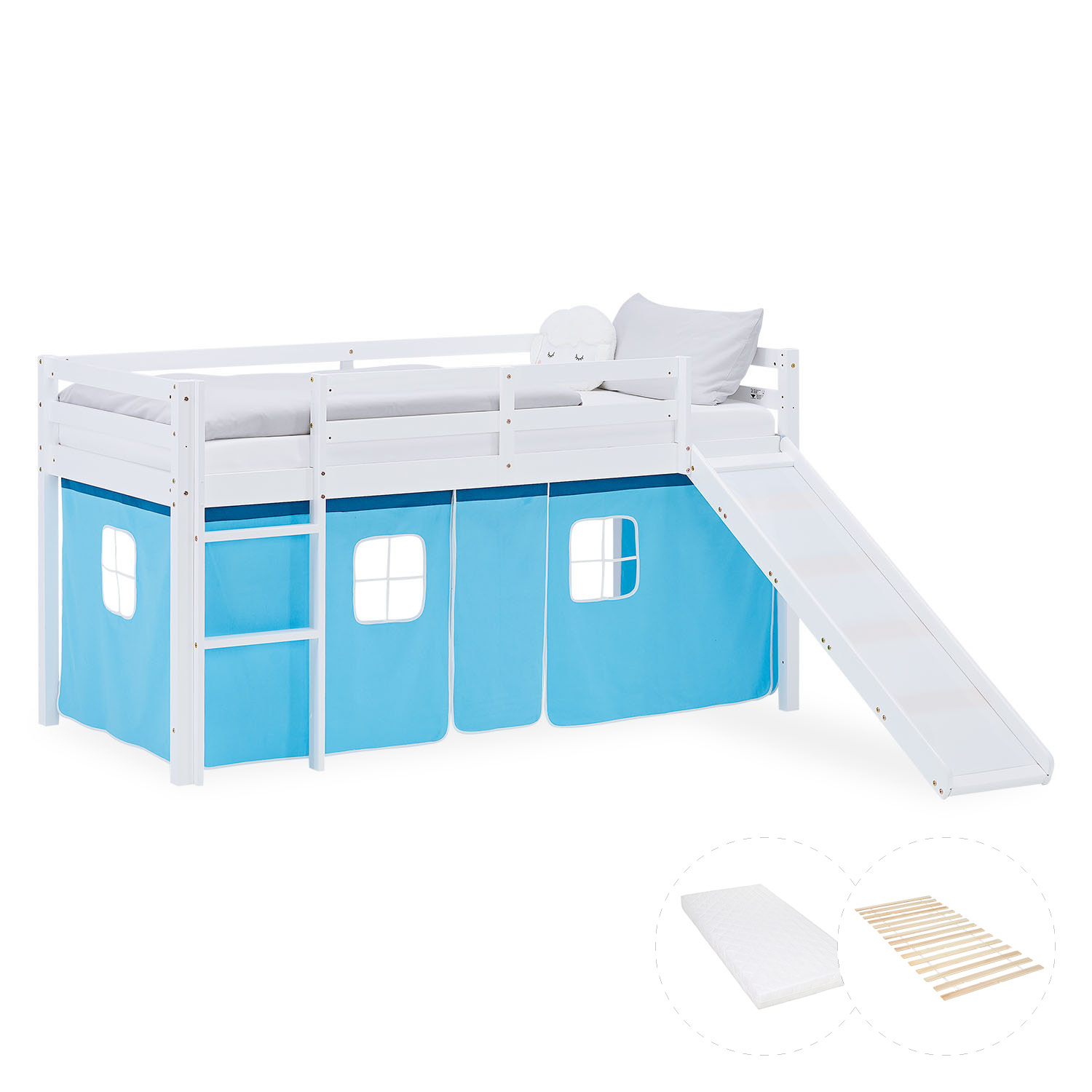 Kinderhochbett in Blau mit Elementen aus Kiefernholz, Lattenrost, Matratze, Rutsche und Spielvorhang. Das weiße Hochbett ist mit Matratze und Kissen vor weißem Hintergrund abgebildet. Sichtbar sind eine Leiter, seitliche Schutzgitter, ein Spielvorhang unt