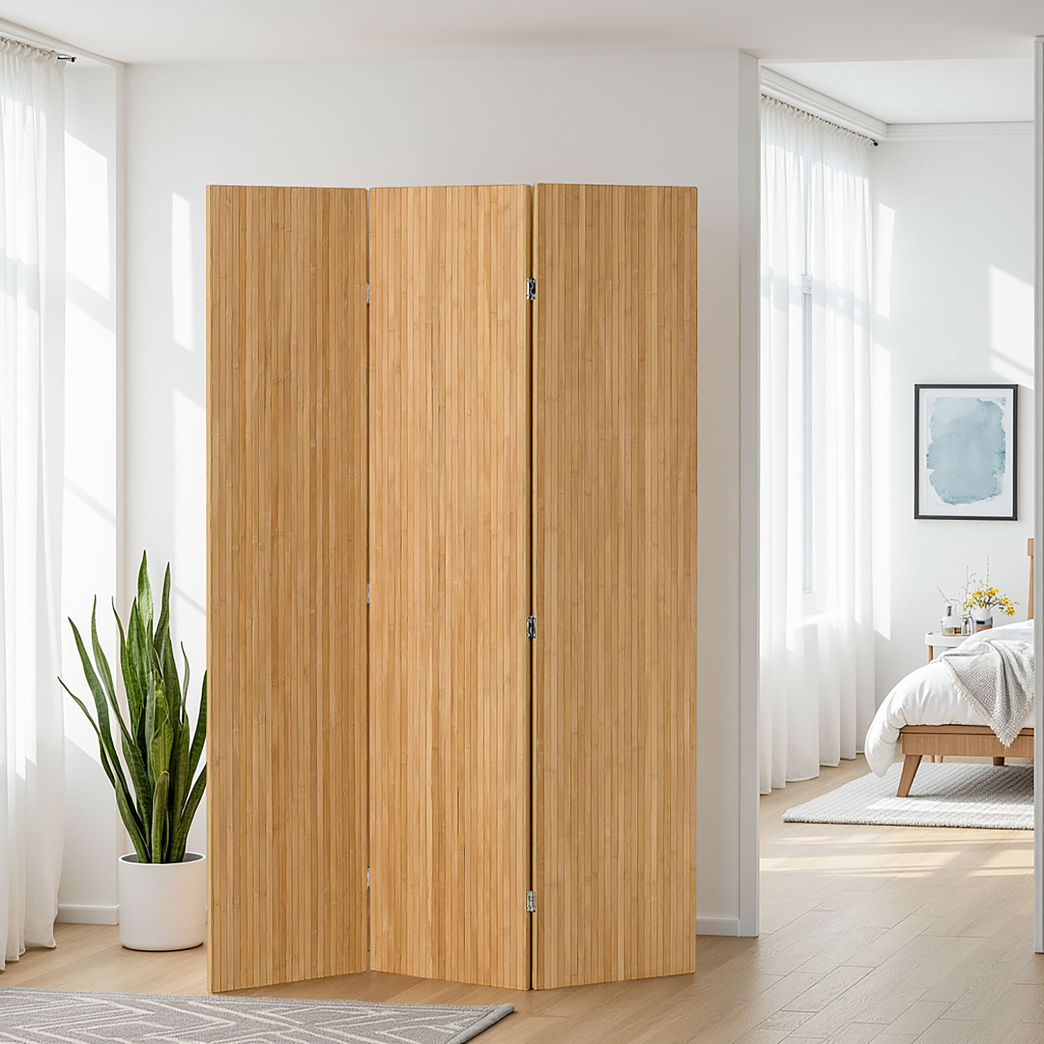 Paravent in Naturholzfarbe mit Elementen aus Bambus, 3 beweglichen Elementen und Lamellendesign. Der Artikel ist freigestellt auf weißem Hintergrund abgebildet. Sichtbare Details sind mehrere gelenkig verbundene Paneele.