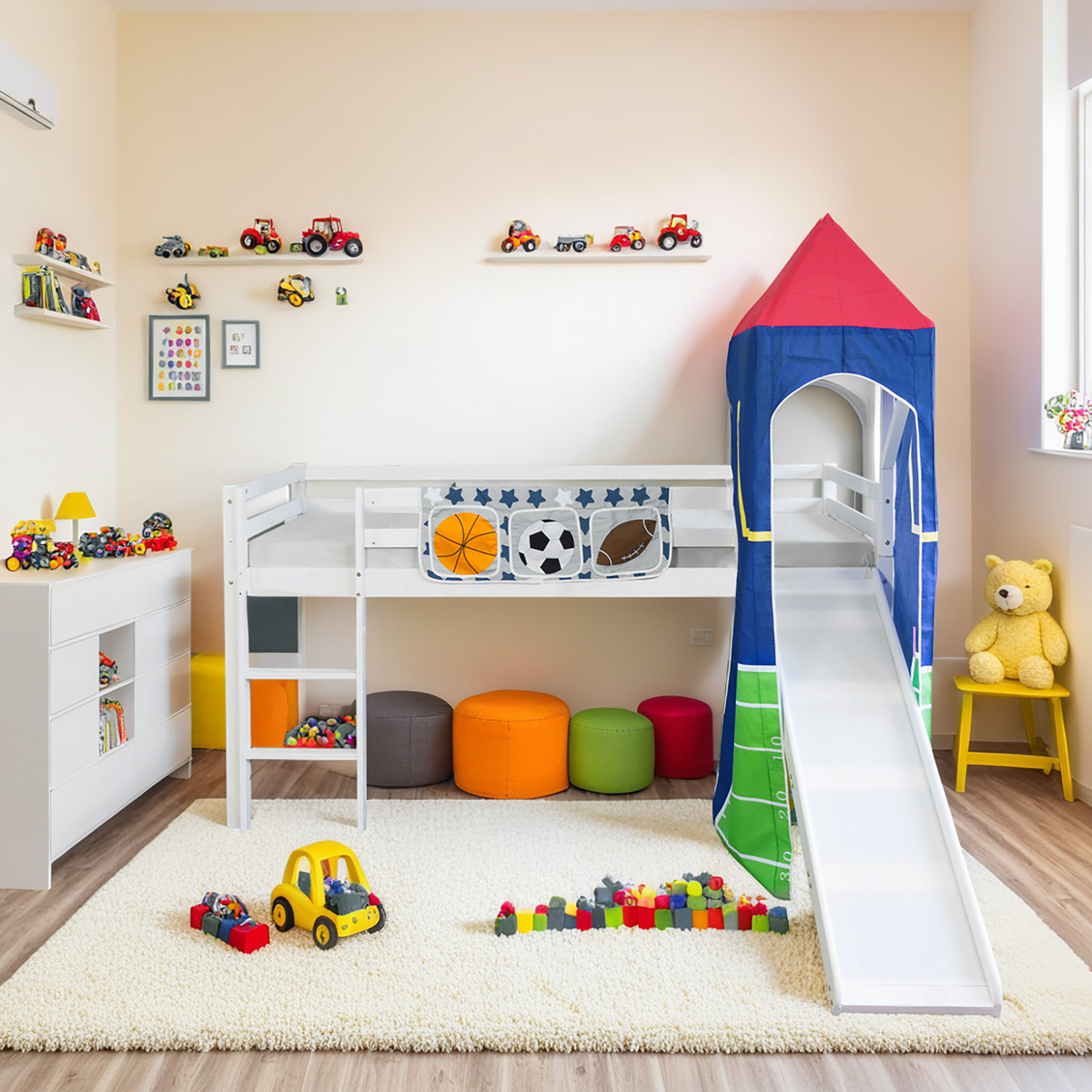 Kinderhochbett in Blau und Grün mit Holzelementen, Rutsche, Leiter und Spielturm. Der Artikel ist freigestellt auf weißem Hintergrund abgebildet. Sichtbare Details sind eine Leiter, seitliche Schutzgitter, eine Rutsche und ein Stoffturm mit spitzem Dach u
