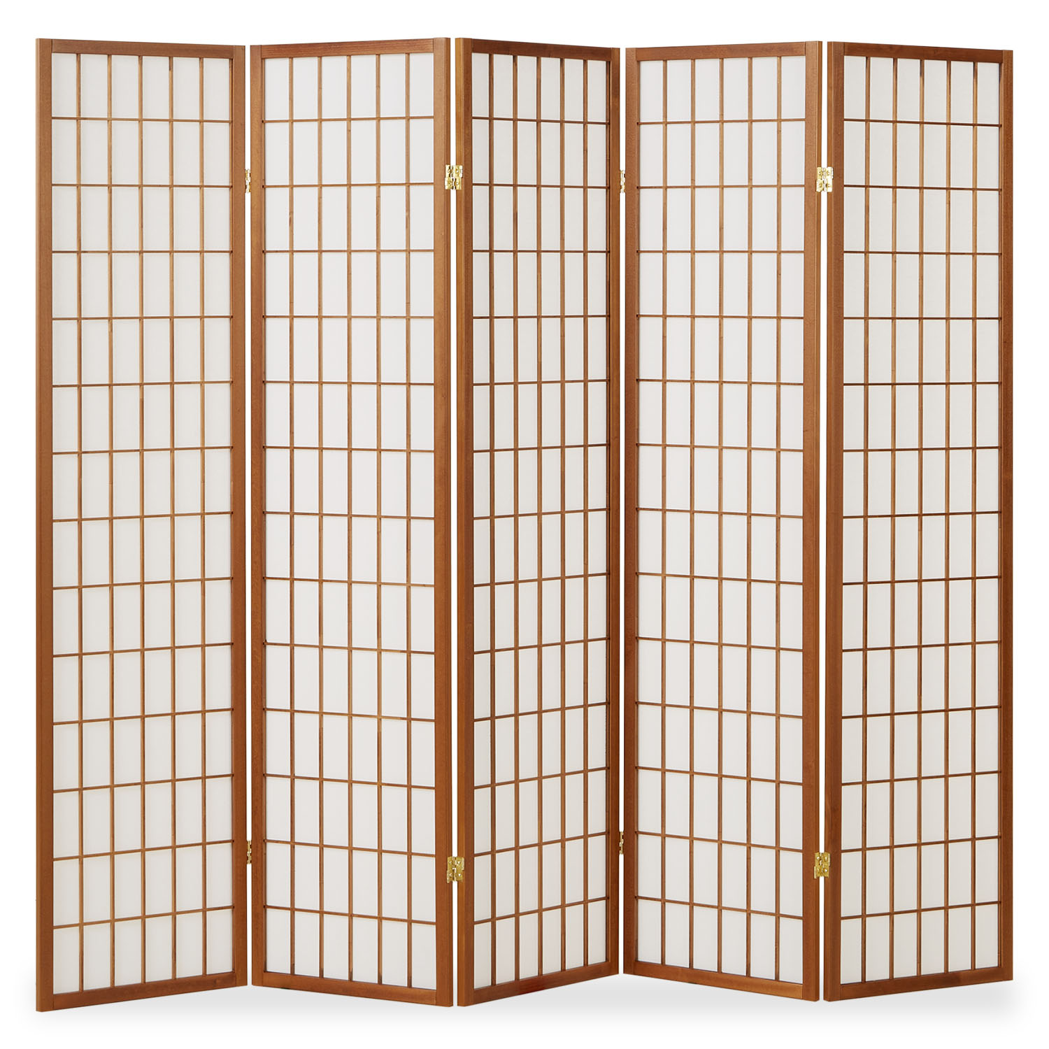 Paravent in Braun mit Holzelementen, 5 beweglichen Elementen und Shoji-Design. Der braune Paravent steht vor einer hellen strukturierten Wand. Ein Sessel mit heller Decke, eine hohe Vase mit Gräsern und geflochtene Bodendekoration ergänzen die Szene.