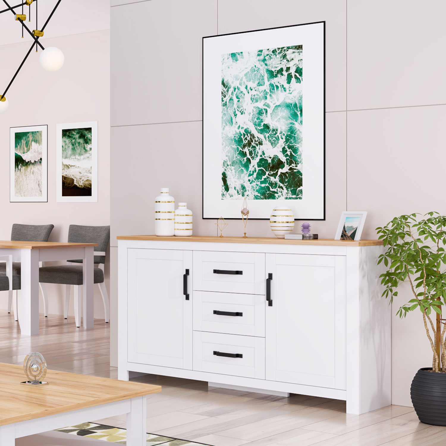 Highboard in Weiß mit Oberflächen in Eichenoptik und Schubladenstauraum. Der Artikel ist freigestellt auf weißem Hintergrund abgebildet. Sichtbare Details sind geschlossene Schranktüren, Schubladenfronten, waagerechte Griffe und eine naturfarbene obere Ho
