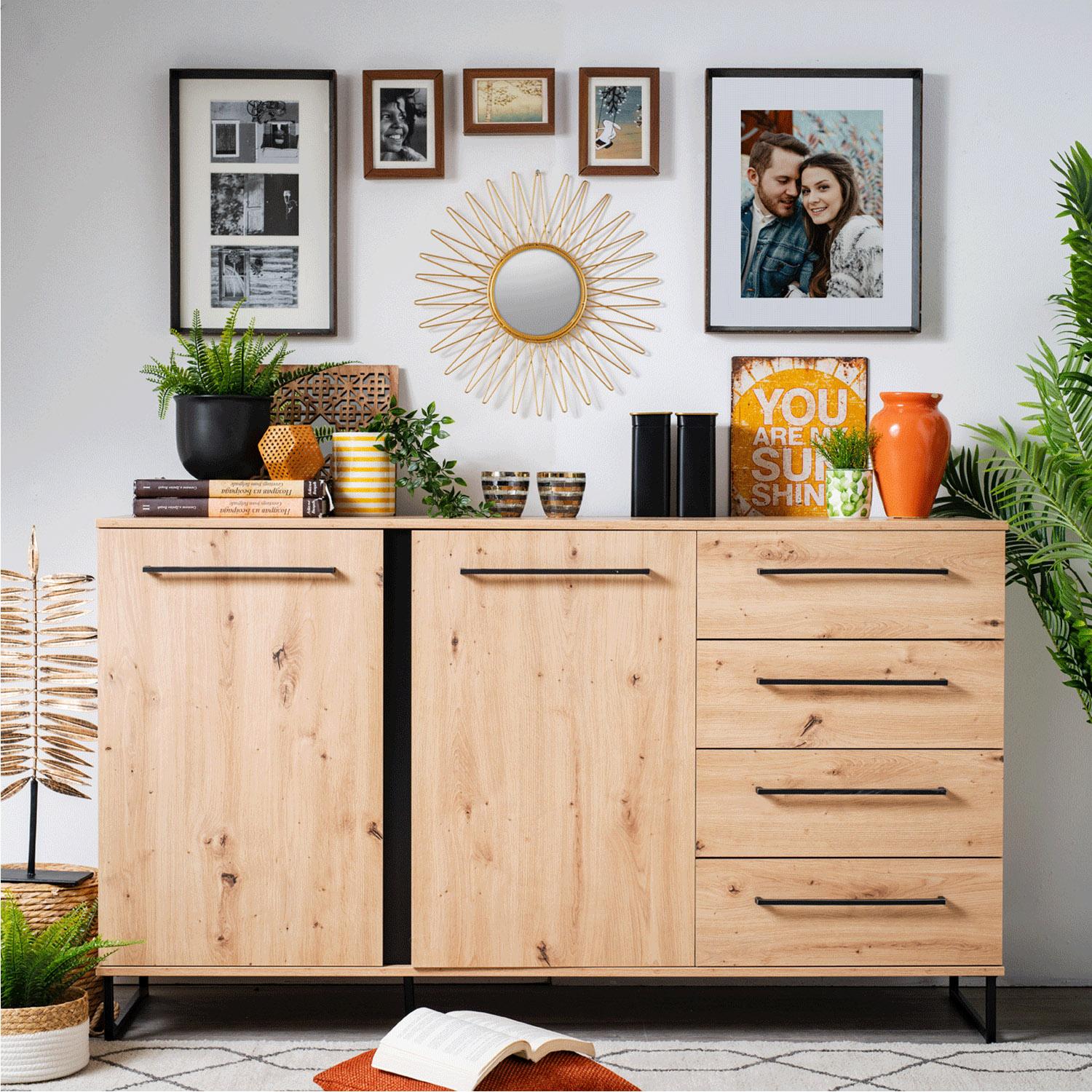 Kommode und Sideboard in Schwarz mit Oberflächen in Eichenoptik, Schubladenstauraum und Gestaltung im Industrial-Stil. Der Artikel ist freigestellt auf weißem Hintergrund abgebildet. Sichtbare Details sind geschlossene Schranktüren, Schubladenfronten, waa