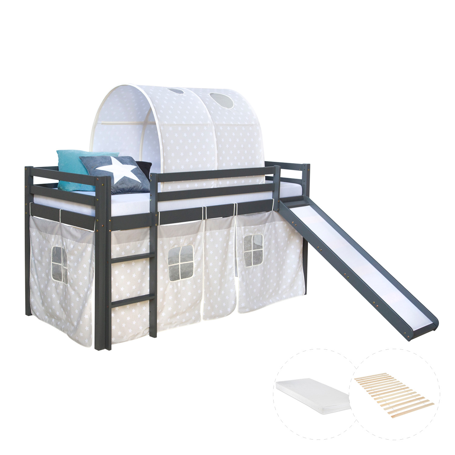 Kinderhochbett in Grau mit Elementen aus Kiefernholz, Lattenrost, Matratze, Rutsche, Spieltunnel, Spielvorhang und Sternenmotiv. Das dunkle Hochbett ist mit Stoffvorhängen unter der Liegefläche, Matratze und Kissen vor weißem Hintergrund abgebildet. Leite