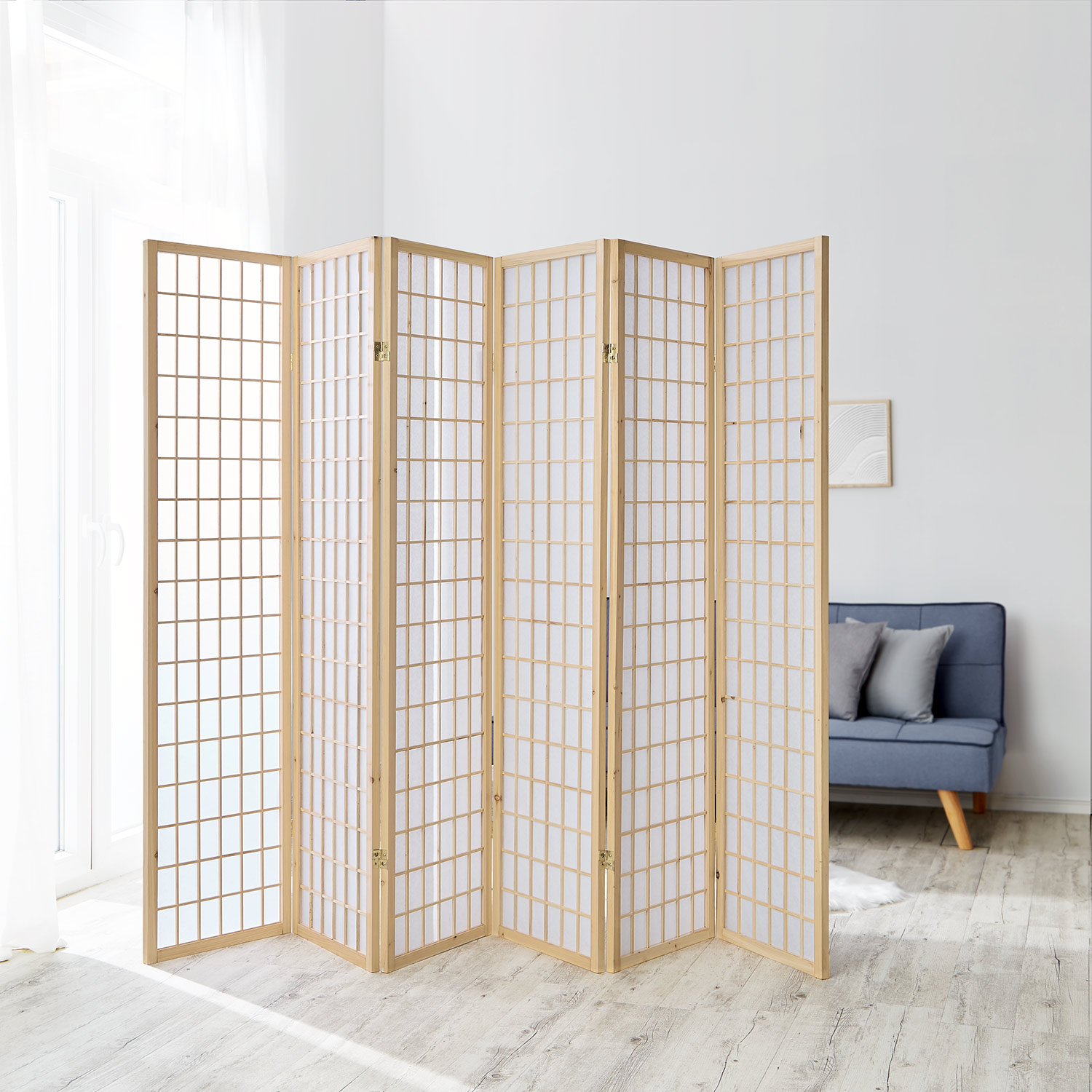 Paravent in Naturholzfarbe mit Holzelementen, 6 beweglichen Elementen und Shoji-Design. Der Artikel ist freigestellt auf weißem Hintergrund abgebildet. Sichtbare Details sind mehrere gelenkig verbundene Paneele, ein regelmäßiges Holzraster und helle Panee