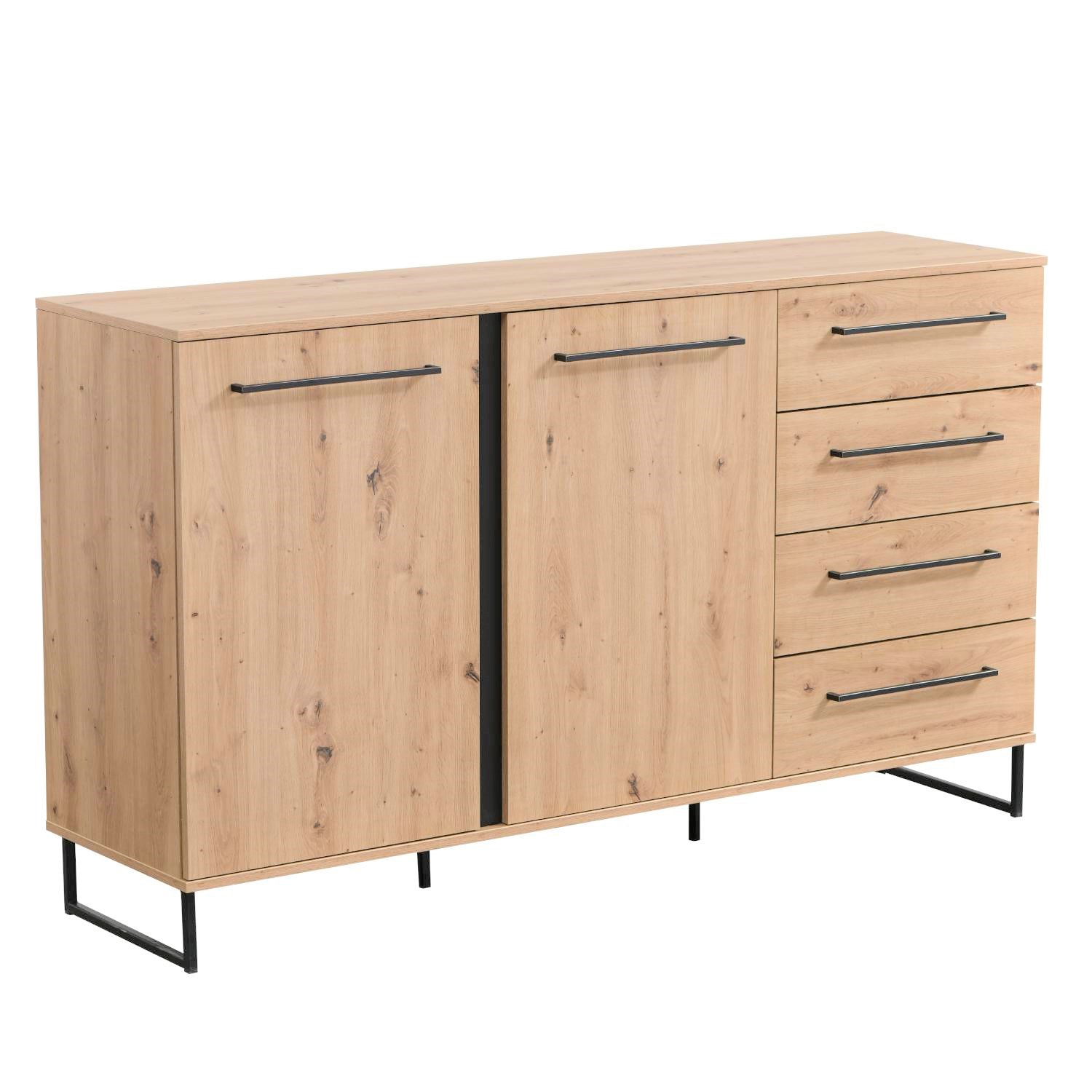 Kommode und Sideboard in Schwarz mit Oberflächen in Eichenoptik, Schubladenstauraum und Gestaltung im Industrial-Stil. In der eingerichteten Szene sind Bilderrahmen, ein Spiegel und grüne Pflanzen zu sehen.