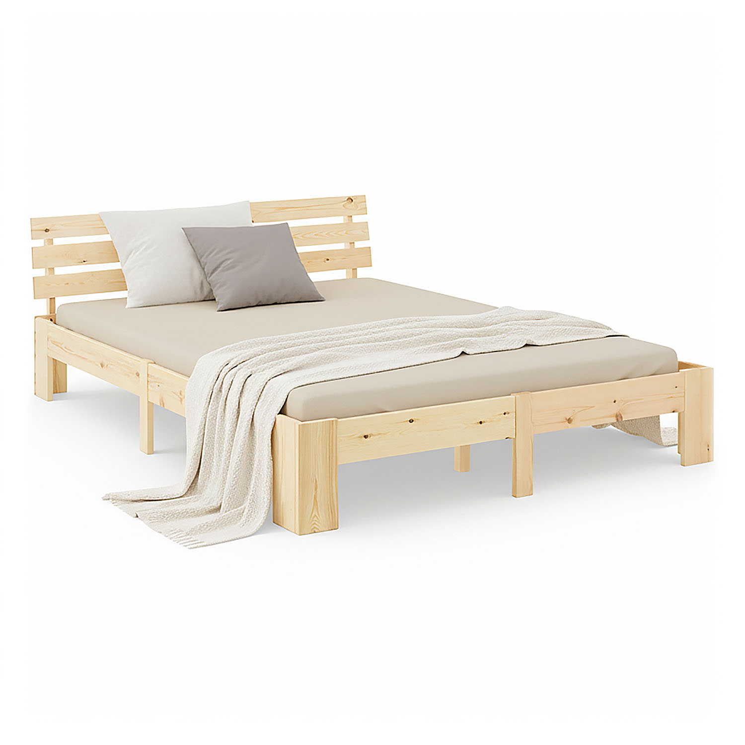 Holzbett in Naturholzfarbe mit Elementen aus Kiefernholz. In der eingerichteten Szene sind ein Fenster, ein Wandbild, helle Vorhänge, eine Tischleuchte und ein heller Teppich zu sehen.