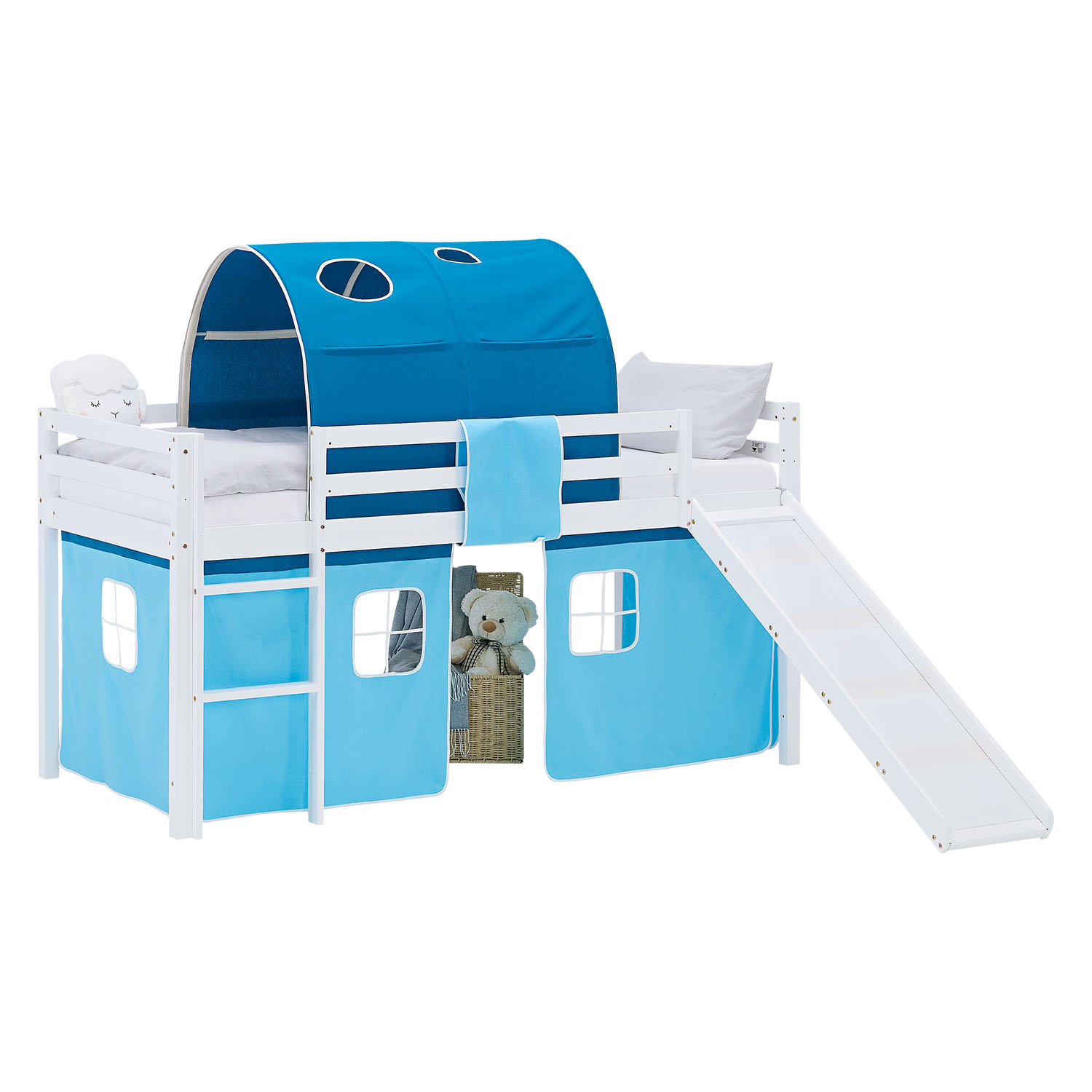 Kinderhochbett in Blau mit Elementen aus Kiefernholz, Lattenrost, Matratze, Rutsche, Spieltunnel und Spielvorhang. Das weiße Hochbett ist mit Matratze und Kissen vor weißem Hintergrund abgebildet. Sichtbar sind eine Leiter, seitliche Schutzgitter, ein Spi