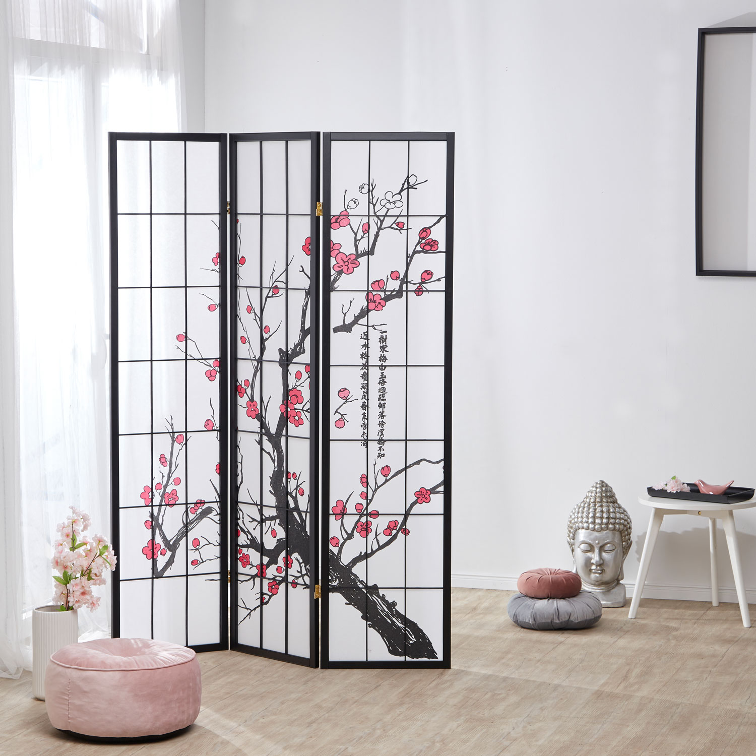 Japanischer Paravent mit 3 faltbaren Paneelen, schwarzem Holzrahmen und Shoji-Reispapier, verziert mit Kirschblütenmotiv in Rot und Schwarz. Ideal als dekorativer Raumteiler oder Sichtschutz im asiatischen Zen-Stil – perfekt für Wohnzimmer, Schlafzimmer o