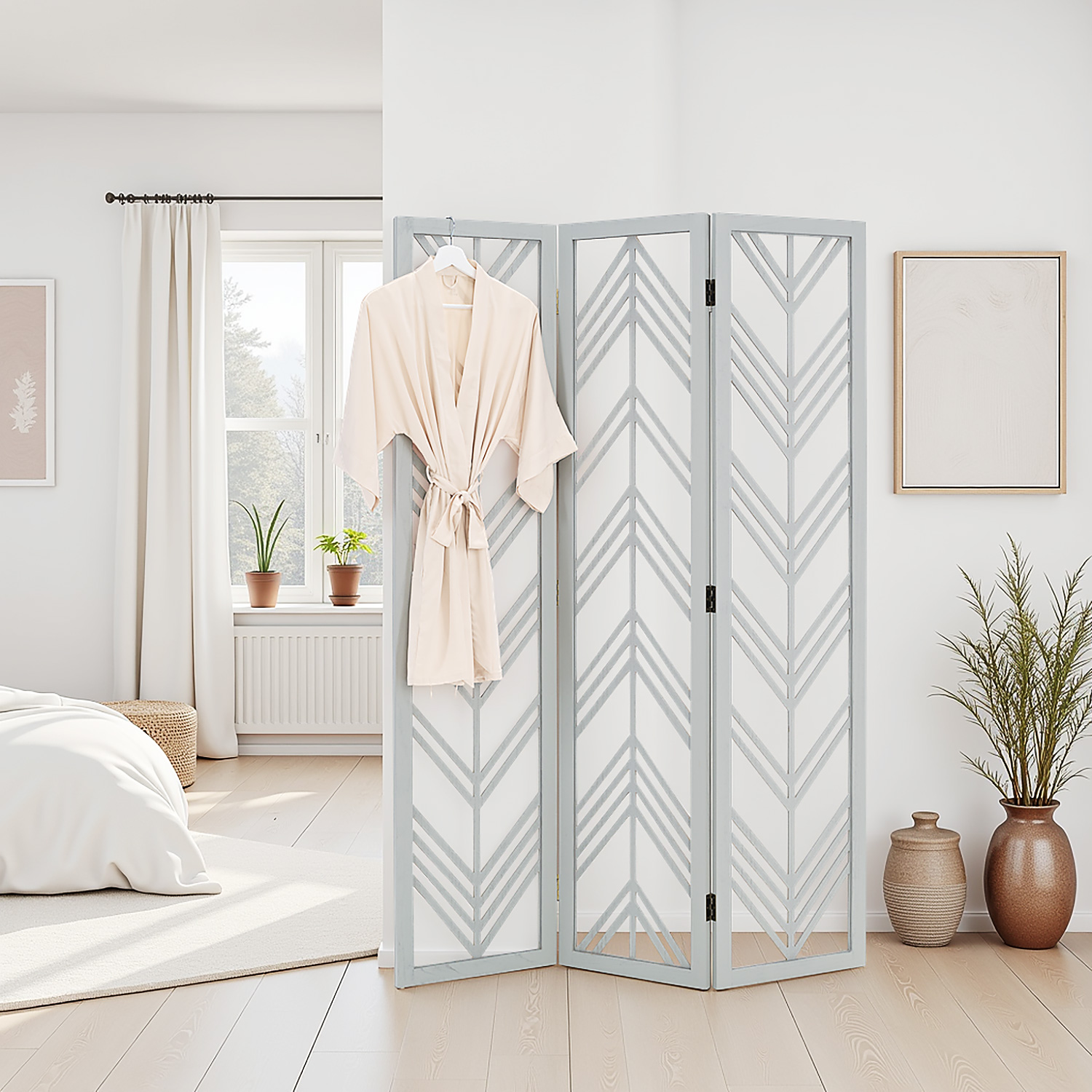 Paravent in Grau mit Holzelementen und 3 beweglichen Elementen. Der aufgefaltete graue Paravent mit geometrischen Leistenmustern ist auf weißem Hintergrund abgebildet. Über dem linken Element hängt ein heller Bademantel.