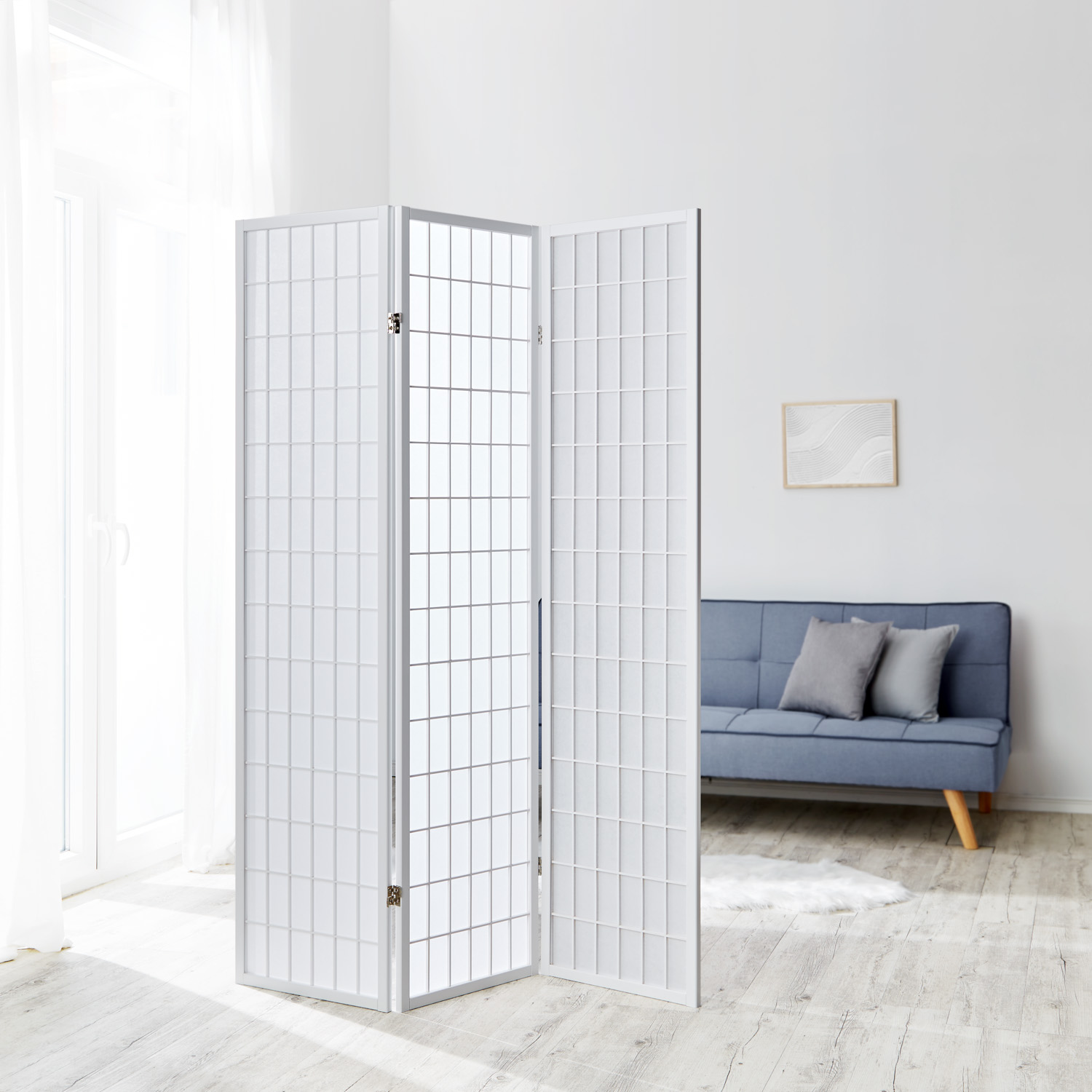 Paravent in Weiß mit 3 beweglichen Elementen und Shoji-Design. Der Artikel ist freigestellt auf weißem Hintergrund abgebildet. Sichtbare Details sind mehrere gelenkig verbundene Paneele, ein regelmäßiges Holzraster und helle Paneelflächen.