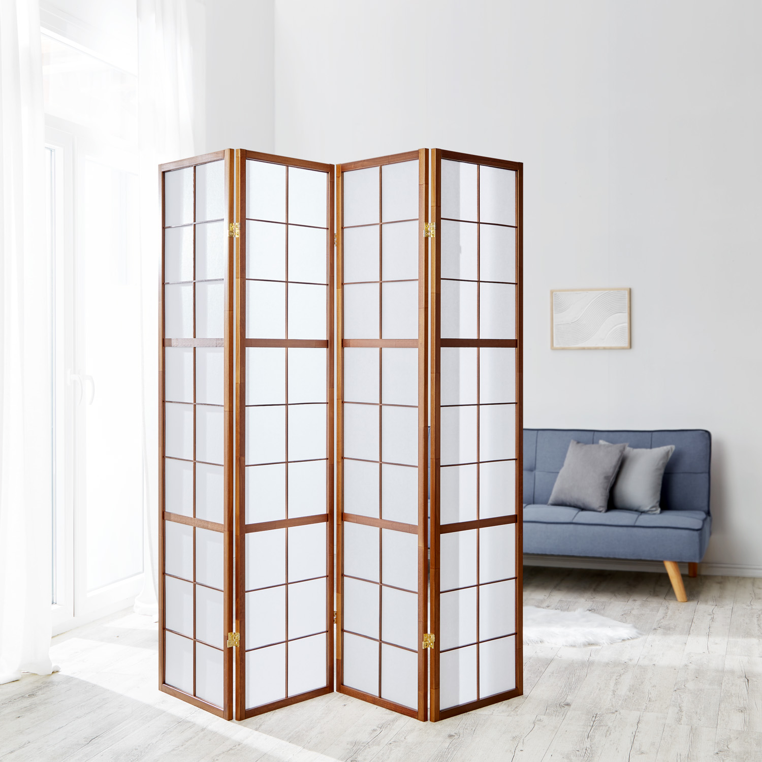Paravent in Braun mit Holzelementen, 4 beweglichen Elementen und Shoji-Design. Der Artikel ist freigestellt auf weißem Hintergrund abgebildet. Sichtbare Details sind mehrere gelenkig verbundene Paneele, ein regelmäßiges Holzraster und helle Paneelflächen.