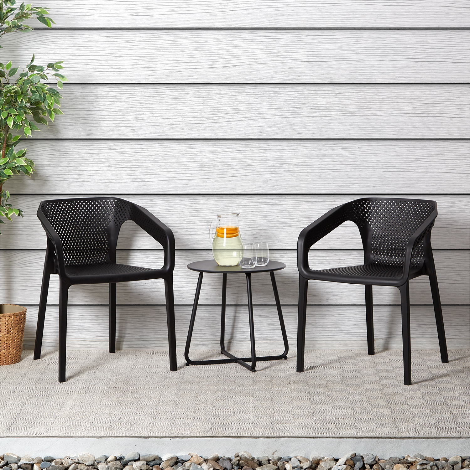 Gartenmöbel-Set mit Tisch und zwei Stühlen in Schwarz mit runder Tischform. Das Set aus zwei Kunststoffarmlehnstühlen mit durchbrochenen Rückenlehnen und einem kleinen runden Tisch ist gemeinsam auf weißem Hintergrund abgebildet.
