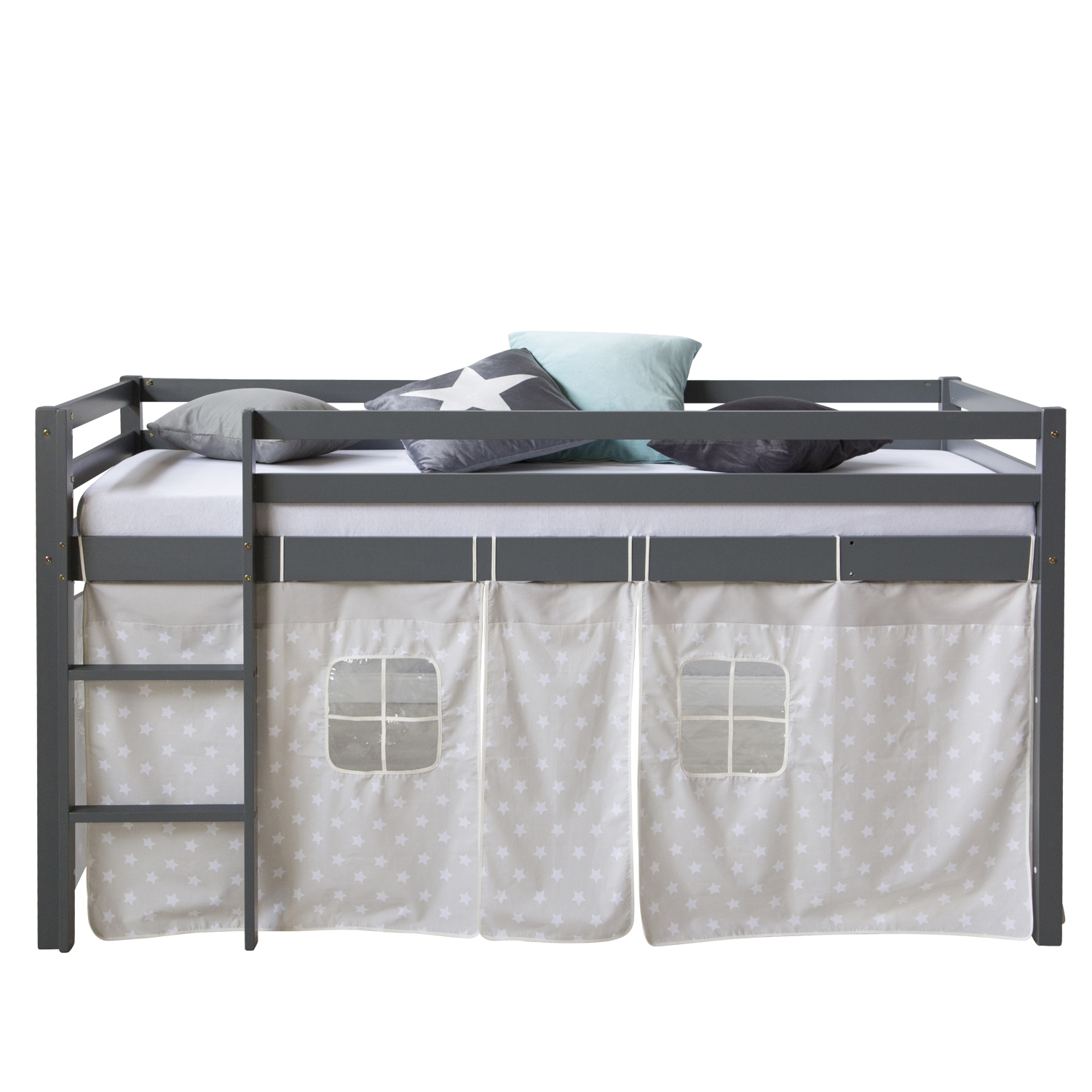 Kinderhochbett in Grau mit Elementen aus Kiefernholz, Lattenrost, Matratze, Leiter, Spielvorhang und Sternenmotiv. Das dunkle Hochbett ist mit Stoffvorhängen unter der Liegefläche, Matratze und Kissen vor weißem Hintergrund abgebildet. Leiter, Schutzleist