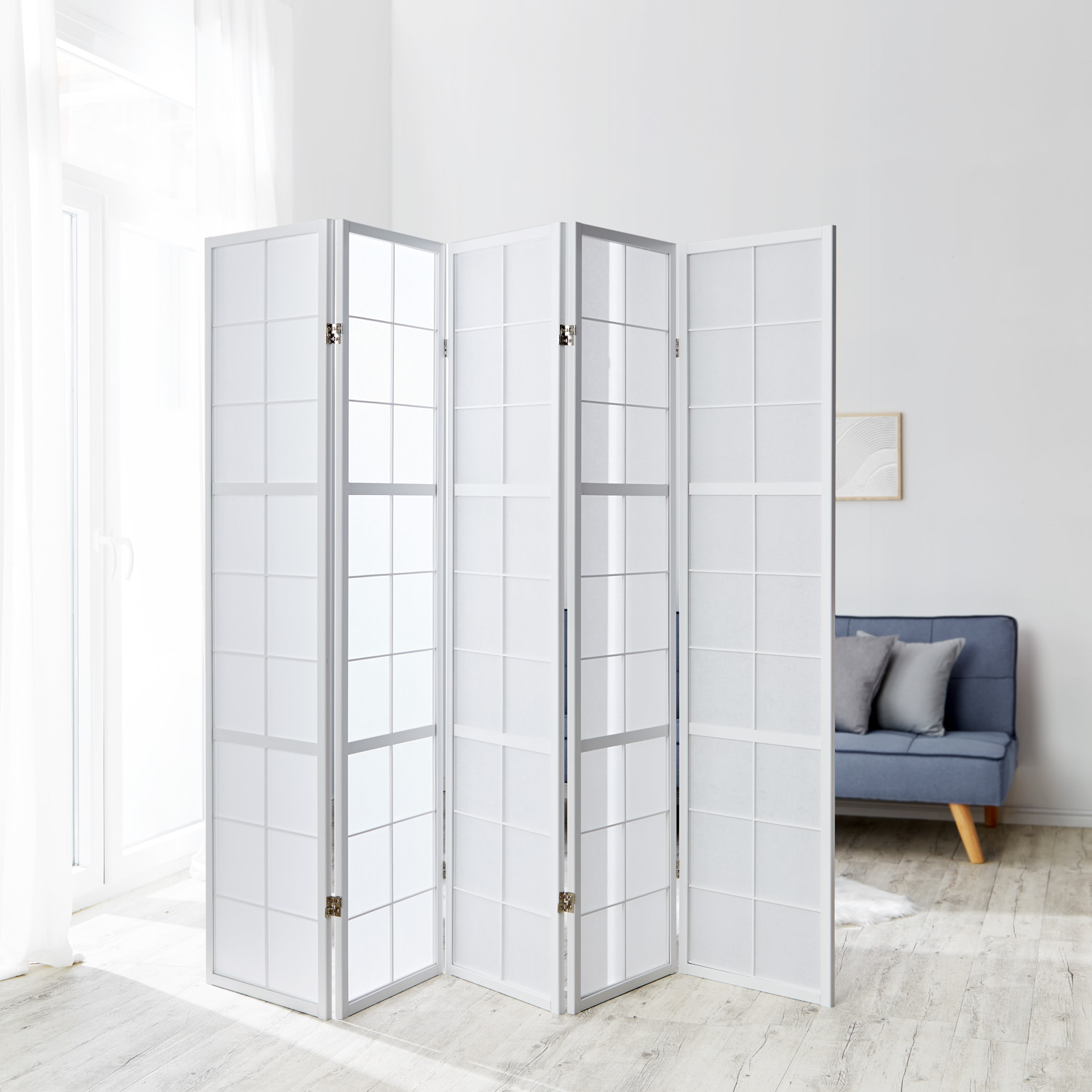 Paravent in Weiß mit 5 beweglichen Elementen und Shoji-Design. Der Artikel ist freigestellt auf weißem Hintergrund abgebildet. Sichtbare Details sind mehrere gelenkig verbundene Paneele, ein regelmäßiges Holzraster und helle Paneelflächen.