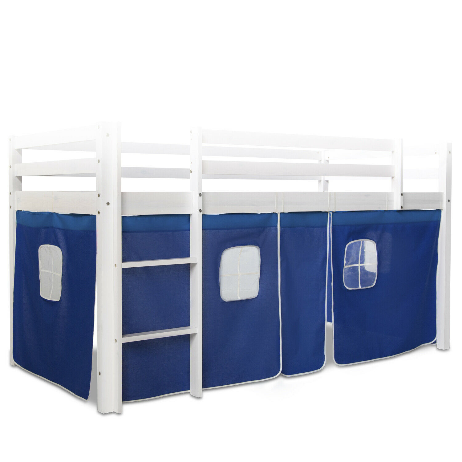 Bettvorhang in Blau mit Baumwollstoff. Der Bettvorhang ist als Anwendungsbild an einem weißen Hochbett vor weißem Hintergrund abgebildet. Die Stoffflächen unter der Liegefläche, die Fensteröffnungen und die seitliche Leiter sind sichtbar.