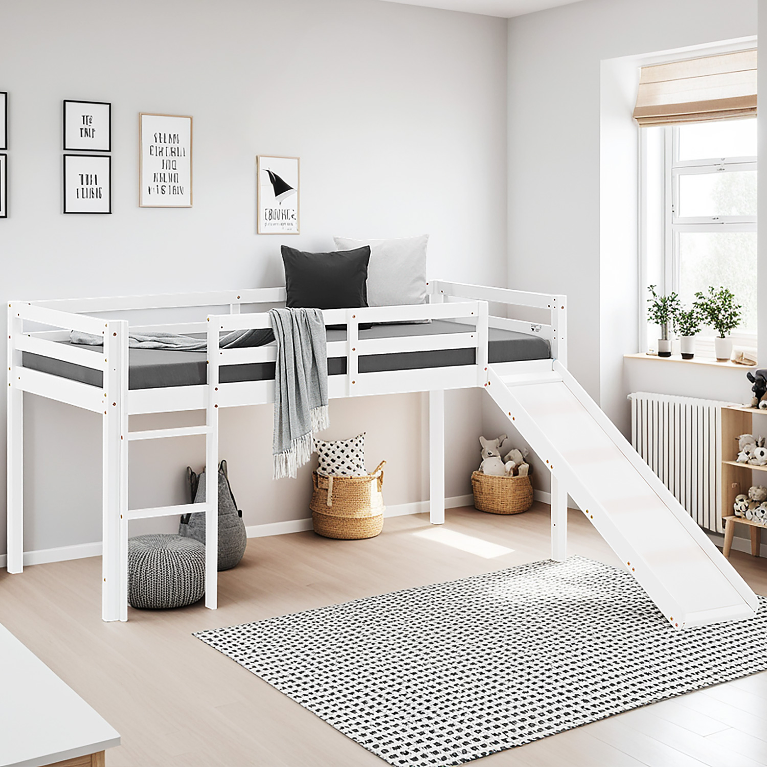 Kinderhochbett mit Elementen aus Kiefernholz, Rutsche und Leiter. Das weiße halbhohe Kinderbett mit Leiter und Geländer steht frei vor weißem Hintergrund. Matratze, Kissen und eine über das Geländer gelegte Decke sind sichtbar; der Bereich unter dem Bett