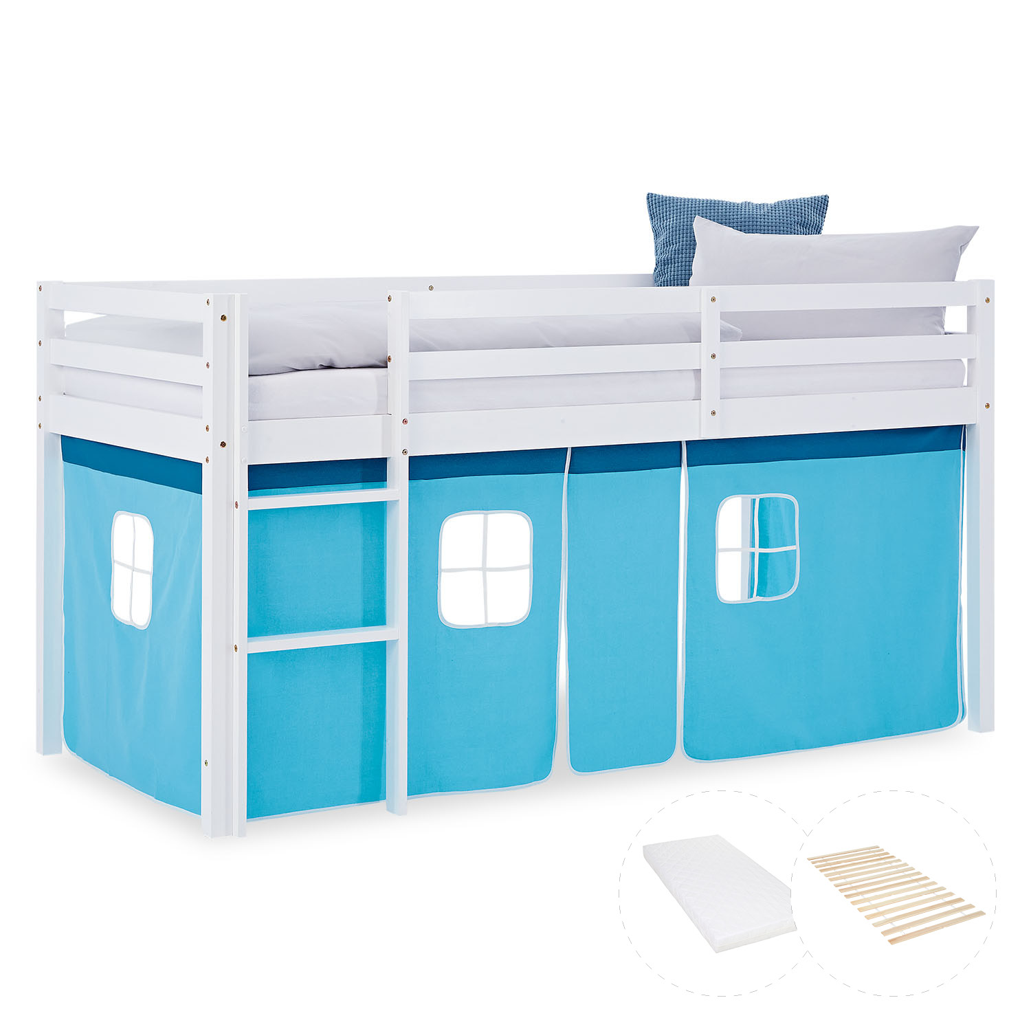 Kinderhochbett in Blau mit Elementen aus Kiefernholz, Lattenrost, Matratze, Leiter und Spielvorhang. Das weiße Hochbett ist mit Matratze und Kissen vor weißem Hintergrund abgebildet. Sichtbar sind eine Leiter, seitliche Schutzgitter, ein Spielvorhang unte