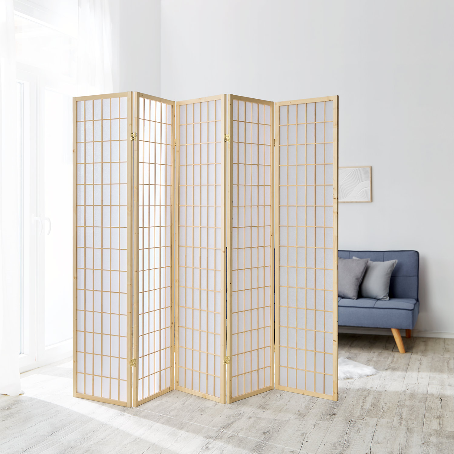 Shoji-Paravent mit 5 Paneelen aus hellem Naturholz und weißem Reispapier, aufgestellt in einem hellen, modernen Wohnzimmer – stilvoller Sichtschutz und Raumteiler im asiatischen Design.