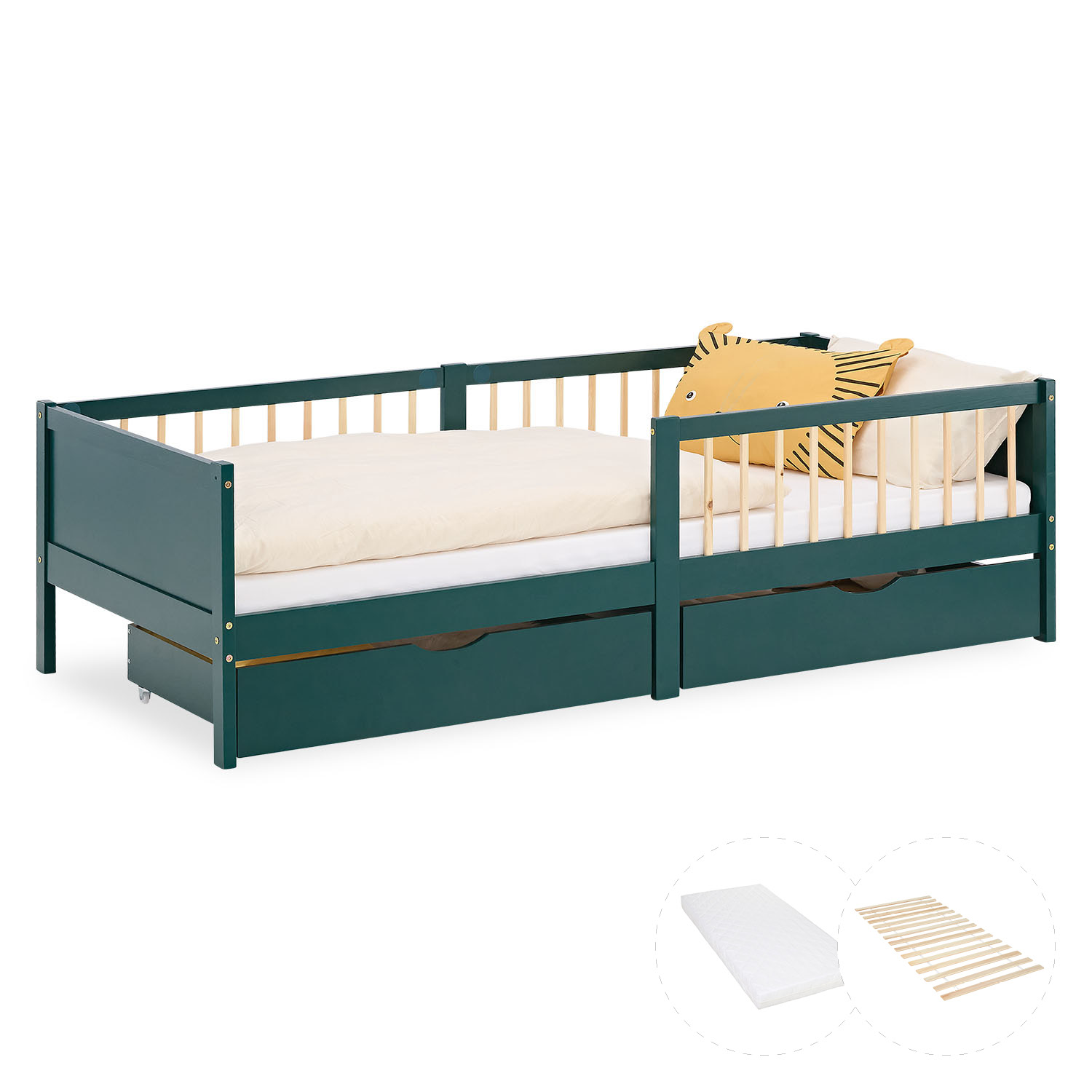 Kinderbett in Grün mit Holzelementen, Matratze und seitlichen Schutzgittern. Das Tagesbett mit seitlichen Schutzleisten und zwei Bettkästen ist mit einer Matratze und Kissen vor weißem Hintergrund abgebildet. Die Bettkästen sind eingeschoben.