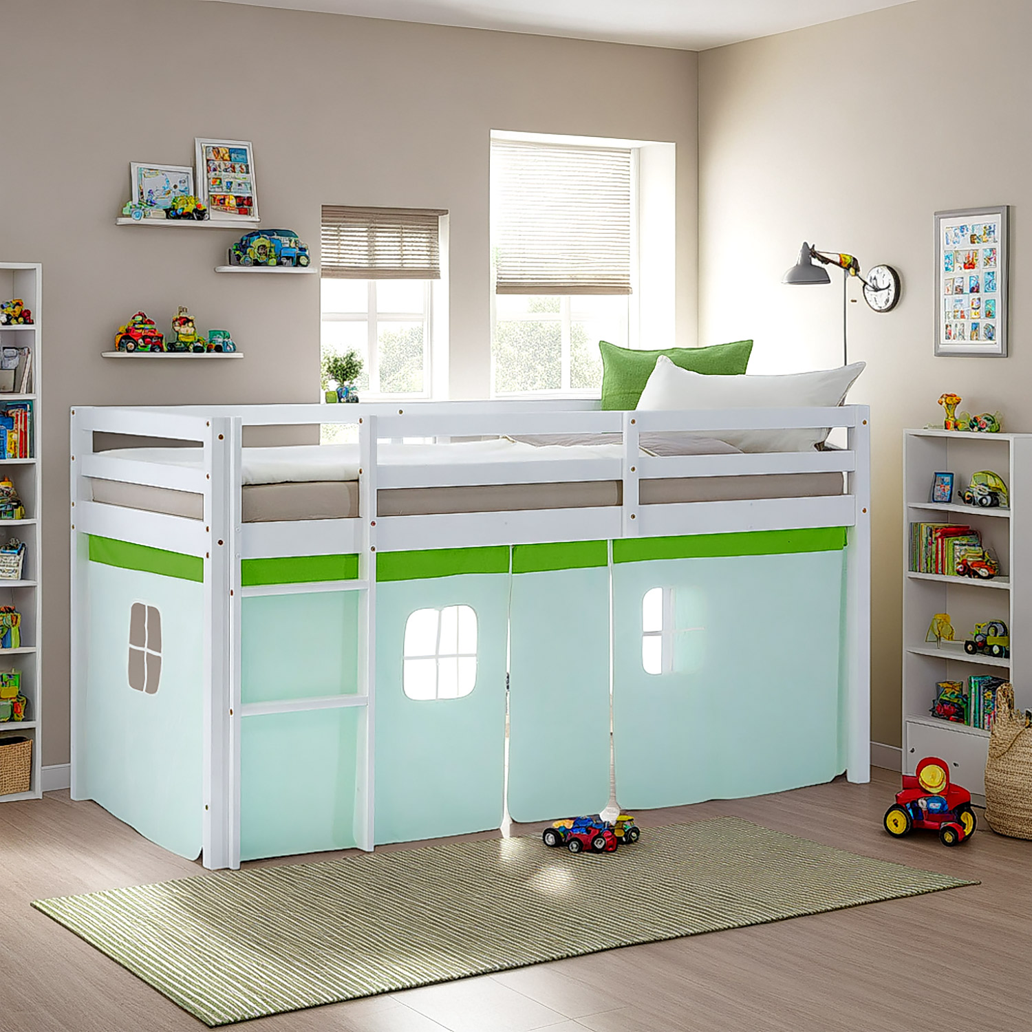 Kinderhochbett in Grün mit Elementen aus Kiefernholz, Leiter und Spielvorhang. Der Artikel ist freigestellt auf weißem Hintergrund abgebildet. Sichtbare Details sind eine Leiter, seitliche Schutzgitter und ein Spielvorhang unter dem Bett.