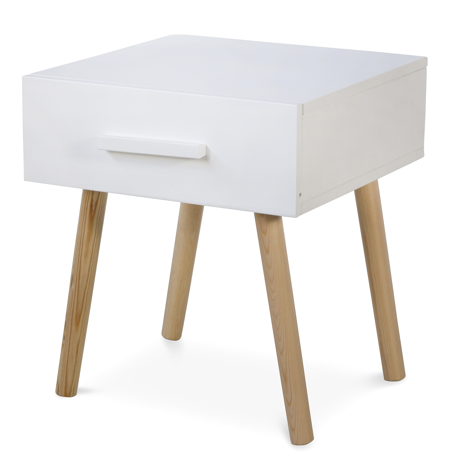 Nachttisch in Weiß mit Elementen aus Kiefernholz und Schubladenstauraum. Der weiße Nachttisch mit naturfarbenen Beinen steht neben einem hellen Bett mit mehreren Kissen. Ein kleiner geflochtener Beistelltisch mit Vase befindet sich links; der Holzfußboden
