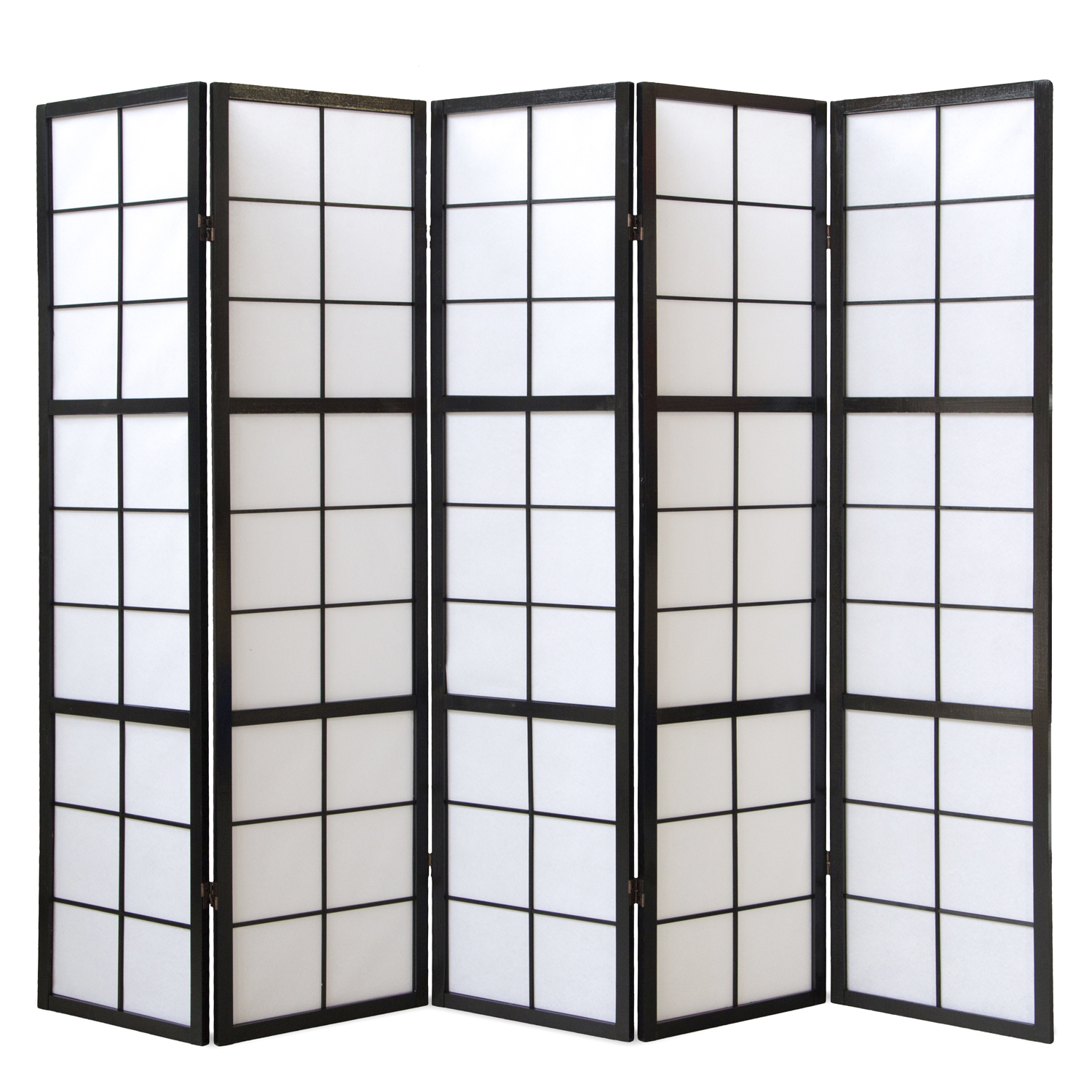 Paravent in Schwarz mit 5 beweglichen Elementen und Shoji-Design. Der Raumteiler steht vor einem Fenster mit weißen Vorhängen. Ein blau-graues Sofa mit Kissen und ein heller Teppich sind rechts im eingerichteten Raum zu sehen.