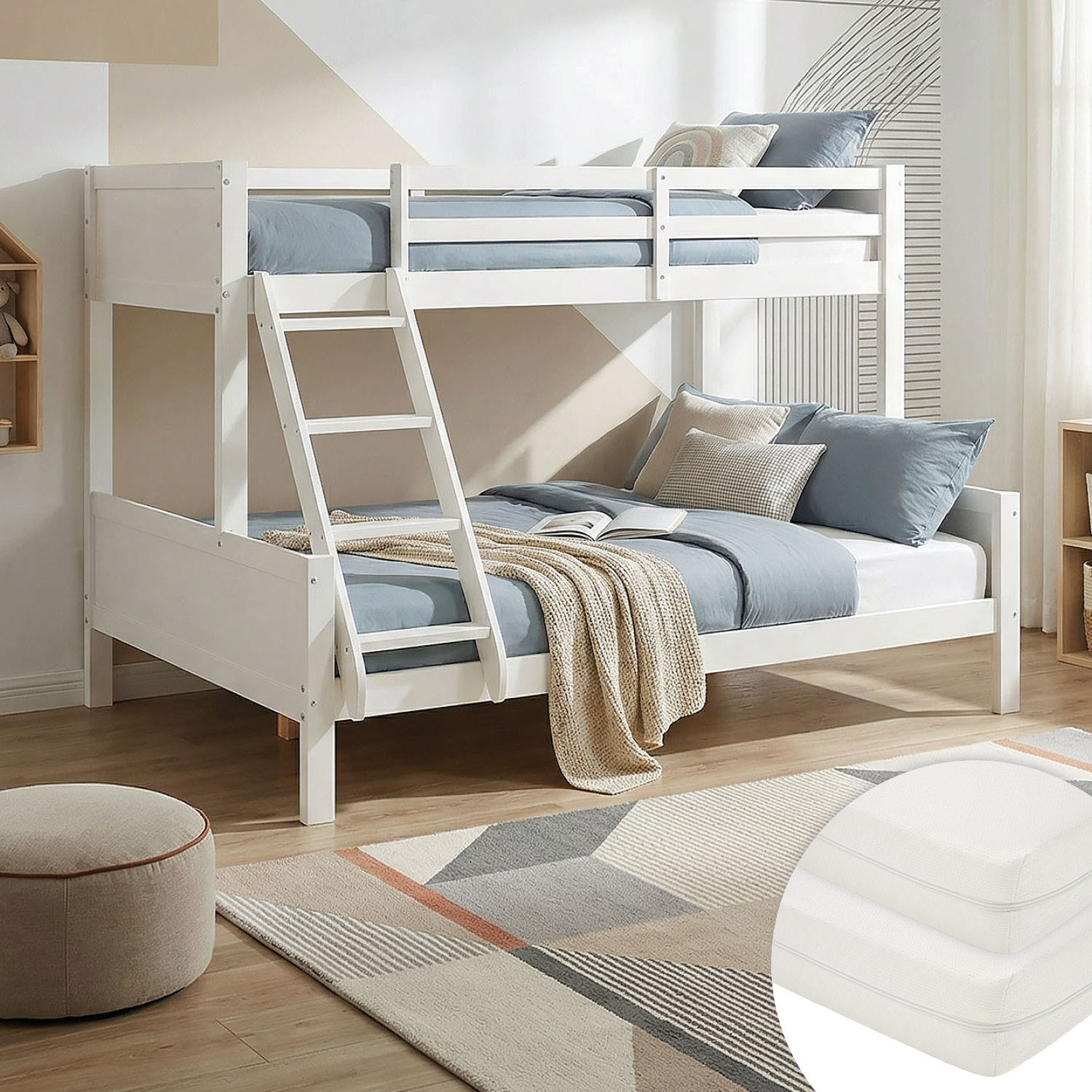 Etagenbett in Weiß mit Holzelementen, Lattenrost und zwei Matratzen. Das weiße Etagenbett mit breiterer unterer Liegefläche ist mit Matratzen, Bettwäsche, Kissen und einer Decke vor weißem Hintergrund abgebildet. Die schräge Leiter und die Schutzleisten d