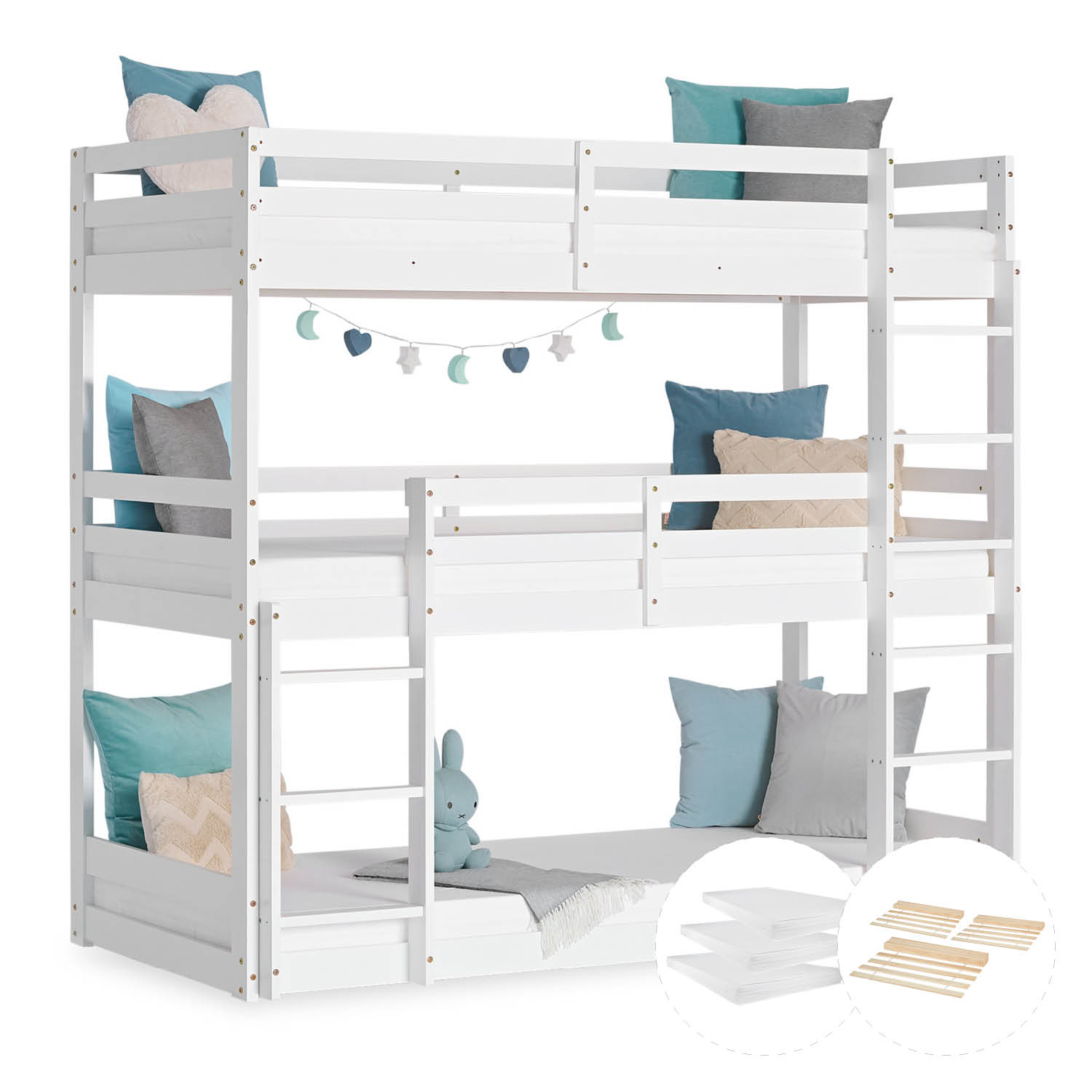 Etagenbett in Weiß mit Holzelementen, Matratze und Stauraum. Das dreistöckige Etagenbett ist mit drei Matratzen, Bettwäsche und Kissen vor weißem Hintergrund abgebildet. Die seitliche Leiter, die umlaufenden Schutzleisten der oberen Liegeflächen und klein