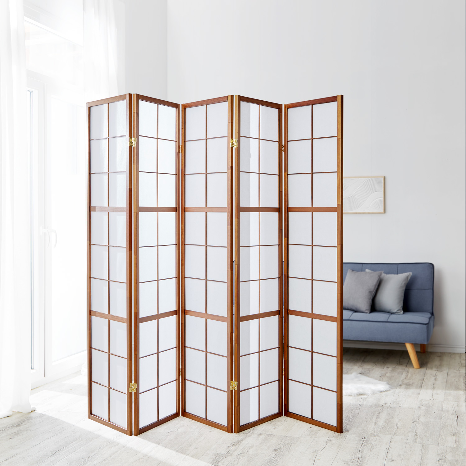 Paravent in Braun mit Holzelementen, 5 beweglichen Elementen und Shoji-Design. Der Artikel ist freigestellt auf weißem Hintergrund abgebildet. Sichtbare Details sind mehrere gelenkig verbundene Paneele, ein regelmäßiges Holzraster und helle Paneelflächen.