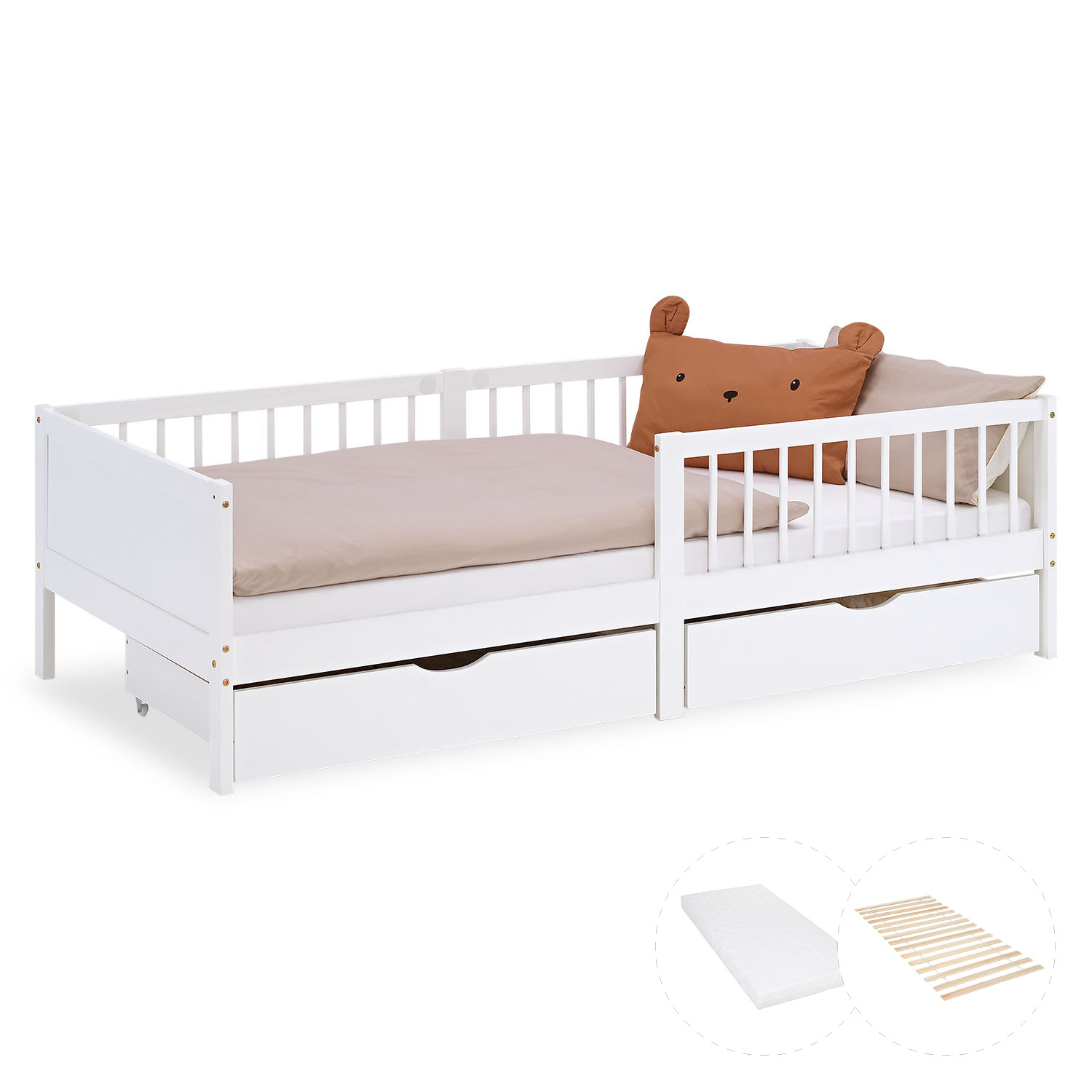 Kinderbett in Weiß mit Holzelementen, Matratze und seitlichen Schutzgittern. Das Tagesbett mit seitlichen Schutzleisten und zwei Bettkästen ist mit einer Matratze und Kissen vor weißem Hintergrund abgebildet. Die Bettkästen sind eingeschoben.
