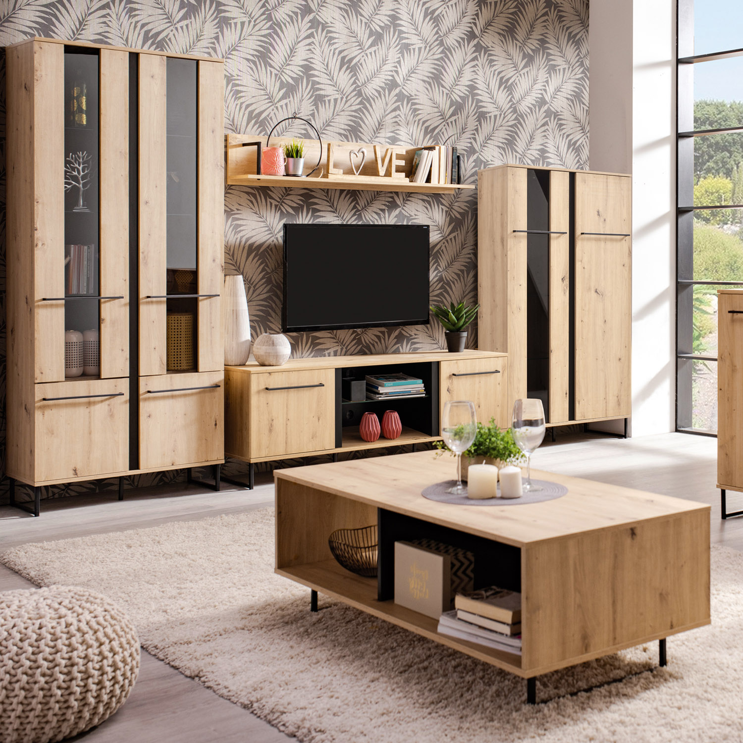 Vitrine in Schwarz und Naturholzfarbe mit Holzelementen. Der Artikel ist freigestellt auf weißem Hintergrund abgebildet. Sichtbare Details sind geschlossene Schranktüren, offene Ablagen, ein schwarzes Metallgestell und eine sichtbare Holzmaserung.