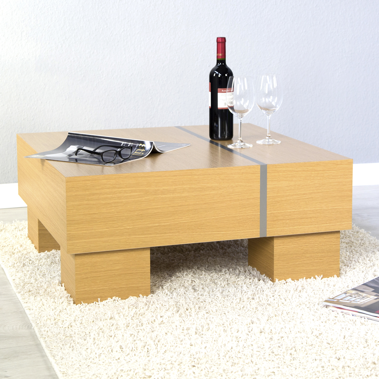 Couchtisch mit Oberflächen in Eichenoptik. Der Artikel ist freigestellt auf weißem Hintergrund abgebildet. Sichtbare Details sind eine rechteckige Tischplatte, eine transparente Glasplatte und eine sichtbare Holzmaserung.