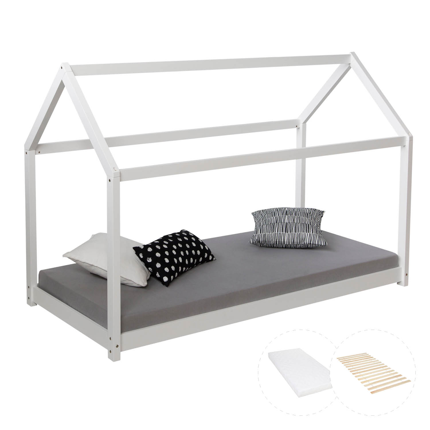 Hausbett in Weiß mit Holzelementen, Lattenrost und Matratze. Das niedrige Hausbett ist mit Matratze und Kissen vor weißem Hintergrund abgebildet. Der offene Rahmen in Dachform, die seitlichen Streben und die niedrige Liegefläche sind sichtbar.