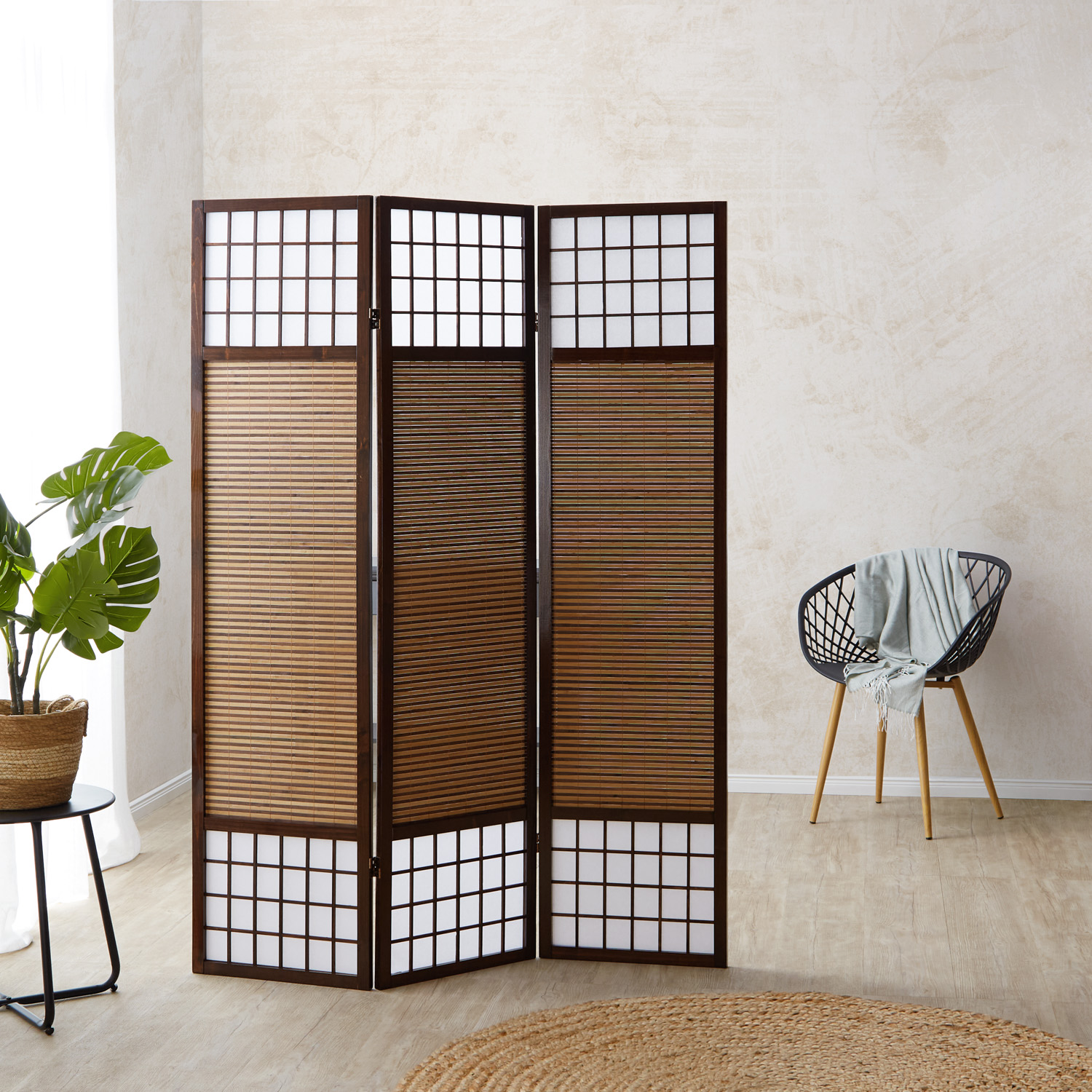 Stilvoller, brauner Paravent mit Bambuslamellen und weißem Shoji-Reispapier im japanischen Design, dreiteilig und mit Holzrahmen – ideal als Raumteiler, Sichtschutz oder dekorative Trennwand für Wohnzimmer, Schlafzimmer oder Büro.