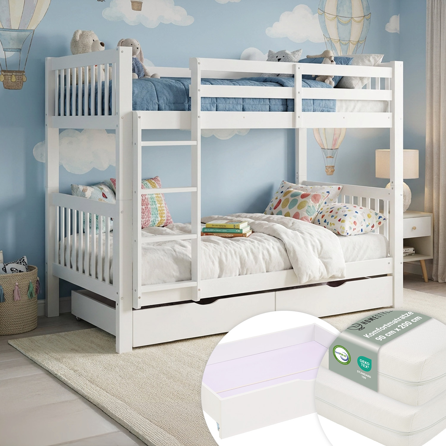Etagenbett in Weiß mit Holzelementen, Matratze, Stauraum, seitlichen Schutzgittern und umbaubarer Ausführung. Das weiße Etagenbett ist mit zwei Matratzen, Bettwäsche und Kissen vor weißem Hintergrund abgebildet. Beide Bettkästen sind nach vorn geöffnet; d
