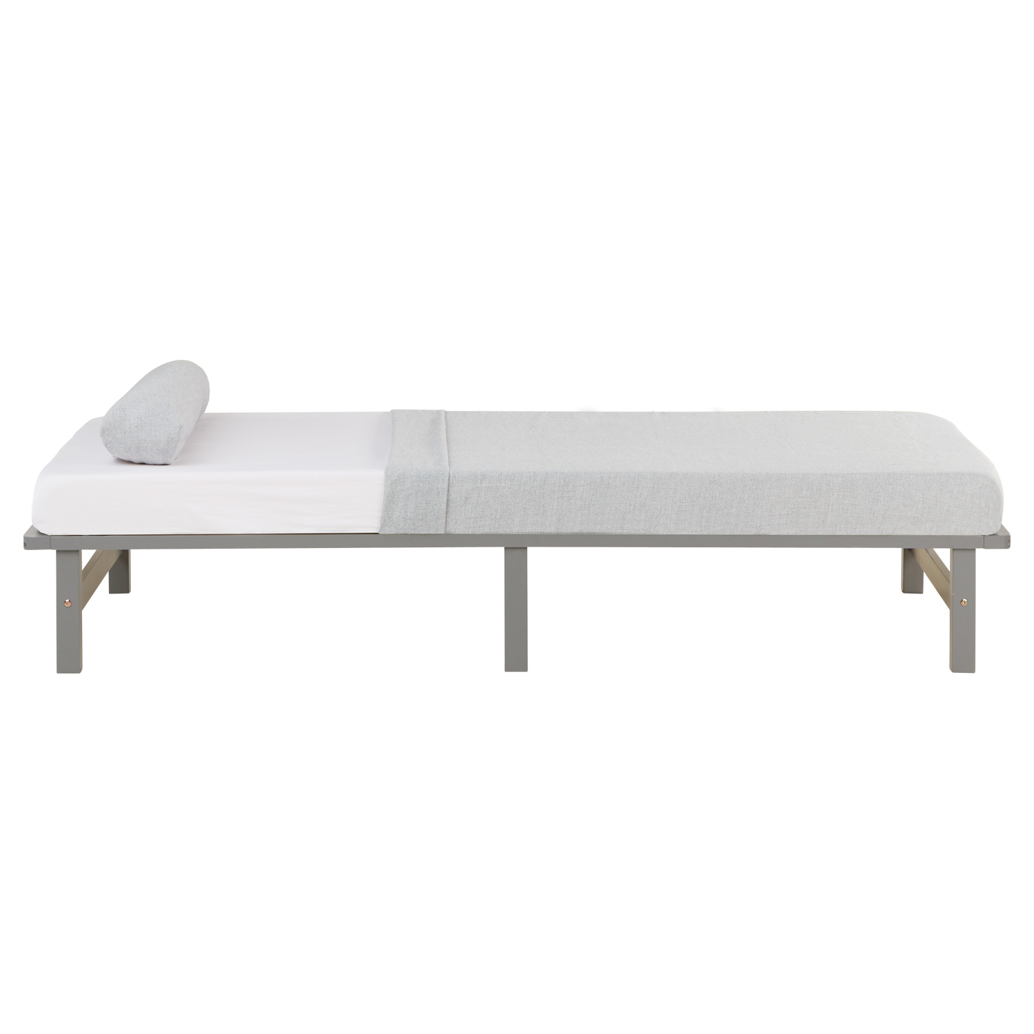 Einzelbett in Grau mit Holzelementen und Matratze. Das niedrige Bett ist mit einer Matratze und einer länglichen Polsterrolle vor weißem Hintergrund abgebildet. Die offenen Rahmenseiten und die Beine sind sichtbar.