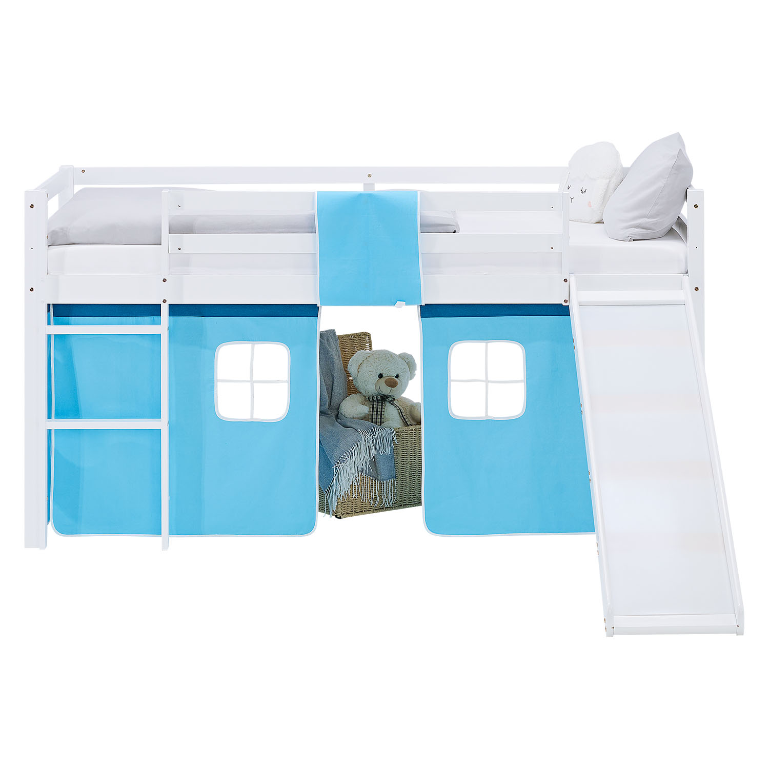 Kinderhochbett in Blau mit Elementen aus Kiefernholz, Lattenrost, Matratze, Rutsche und Spielvorhang. Das weiße Hochbett ist mit Matratze und Kissen vor weißem Hintergrund abgebildet. Sichtbar sind eine Leiter, seitliche Schutzgitter, ein Spielvorhang unt