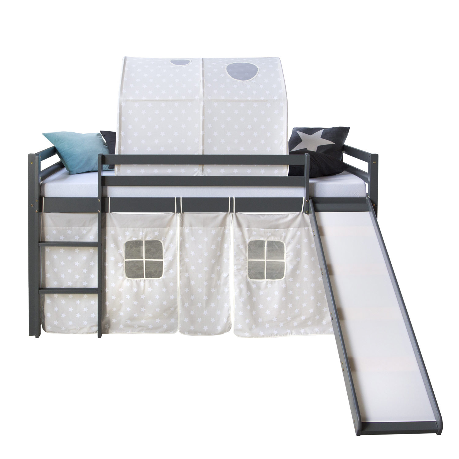 Kinderhochbett in Grau mit Elementen aus Kiefernholz, Lattenrost, Matratze, Rutsche, Spieltunnel, Spielvorhang und Sternenmotiv. Das dunkle Hochbett ist mit Stoffvorhängen unter der Liegefläche, Matratze und Kissen vor weißem Hintergrund abgebildet. Leite