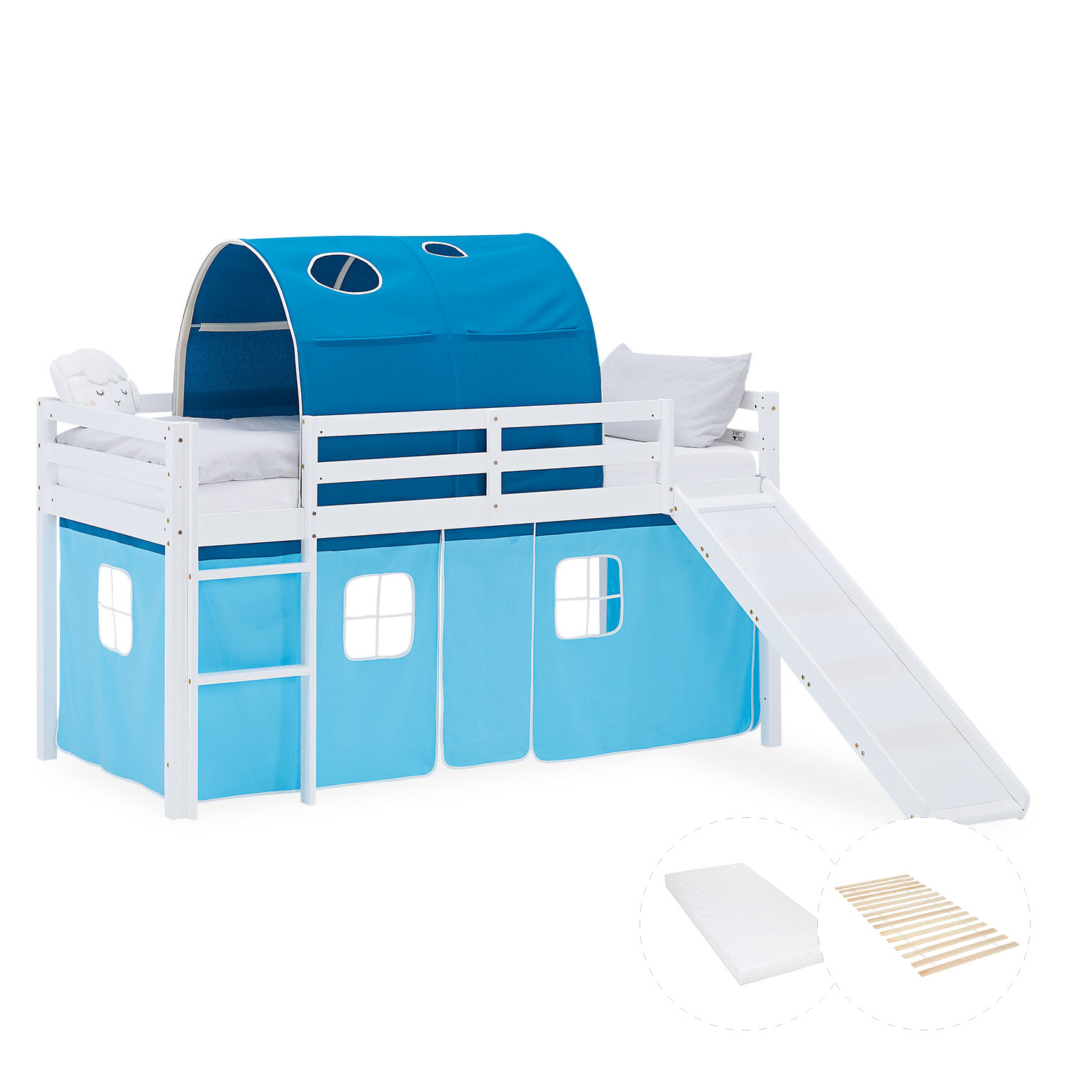 Kinderhochbett in Blau mit Elementen aus Kiefernholz, Lattenrost, Matratze, Rutsche, Spieltunnel und Spielvorhang. Das weiße Hochbett ist mit Matratze und Kissen vor weißem Hintergrund abgebildet. Sichtbar sind eine Leiter, seitliche Schutzgitter, ein Spi
