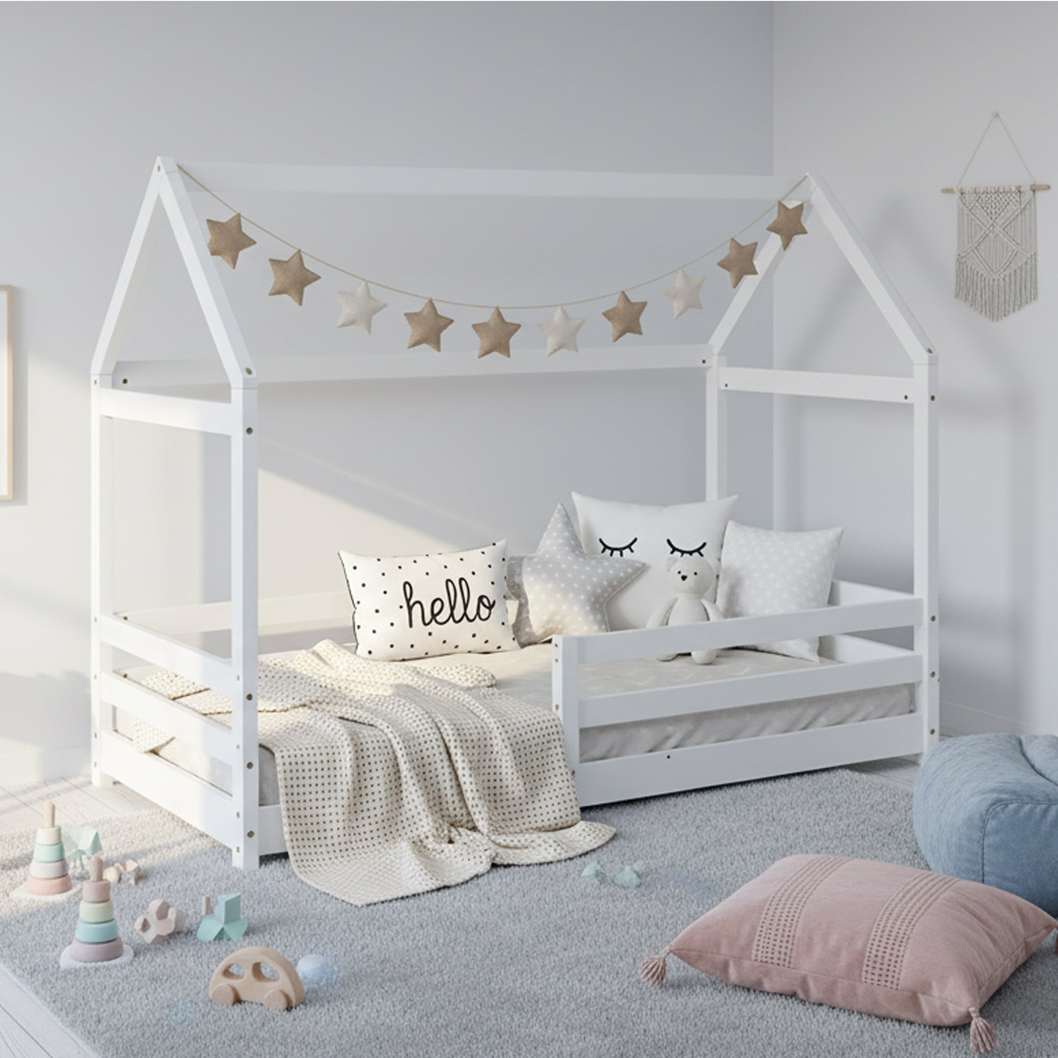 Hausbett mit Lattenrost, Matratze und seitlichen Schutzgittern. Die zweite freigestellte Darstellung zeigt den Hausbettrahmen ohne Matratze als Maßgrafik. Der offene Dachrahmen, die seitlichen Schutzleisten und die Latten des Lattenrosts sind sichtbar.